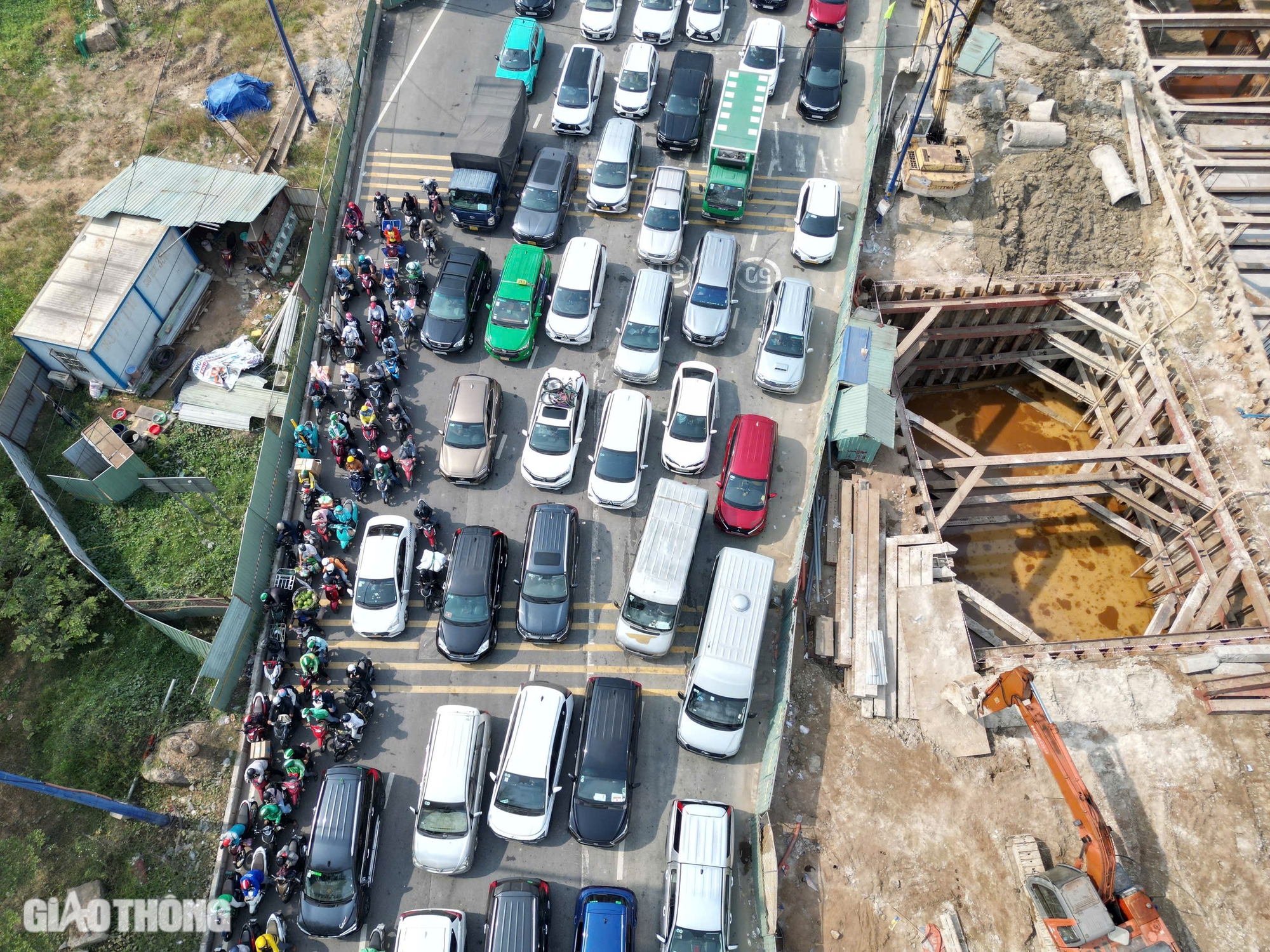 Hàng ngàn xe con đổ về cao tốc, giao thông phía Đông TP.HCM ùn ứ nặng- Ảnh 4. Hàng ngàn xe con đổ về cao tốc, giao thông phía Đông TP.HCM ùn ứ nặng- Ảnh 4.