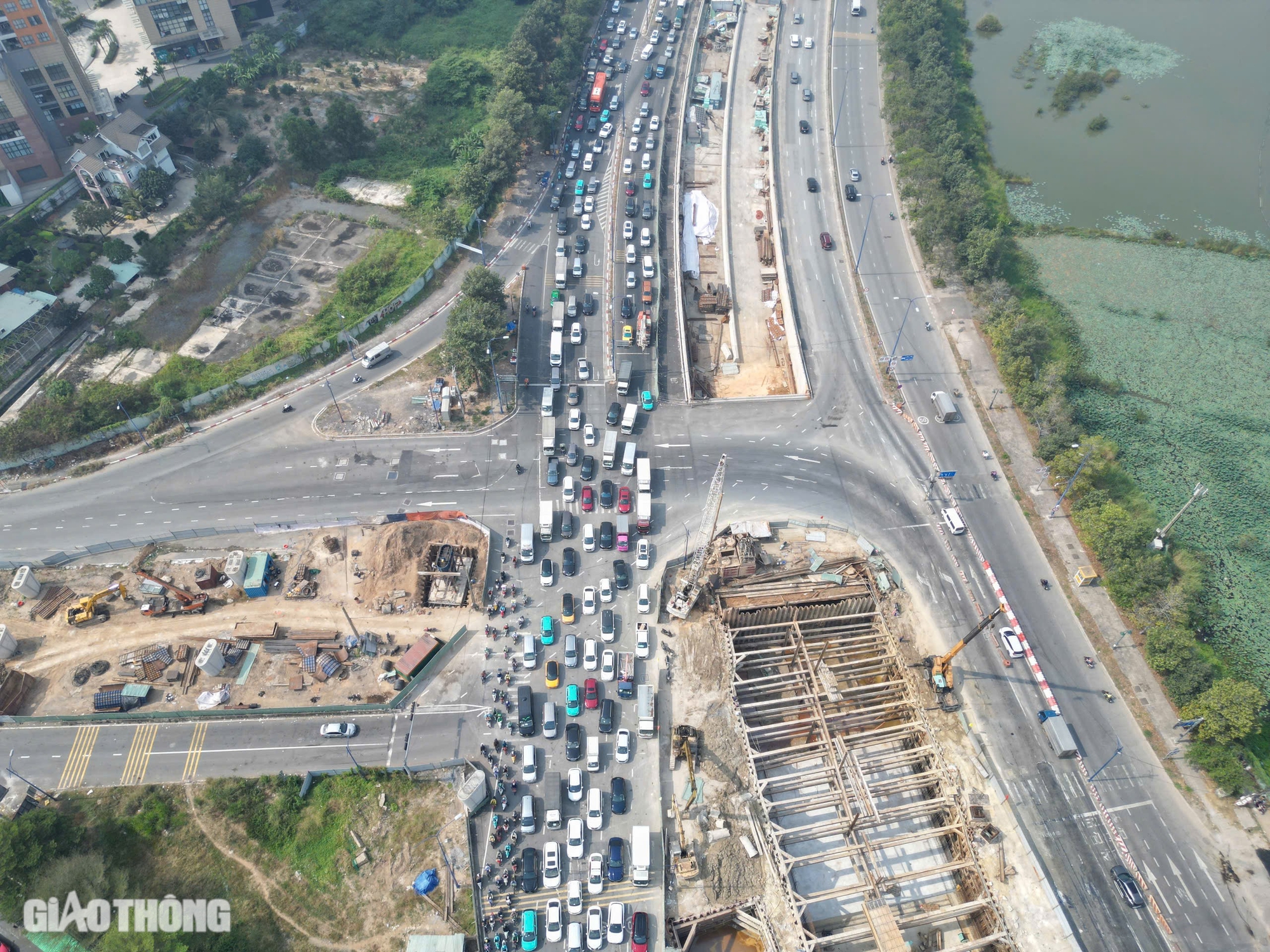 Hàng ngàn xe con đổ về cao tốc, giao thông phía Đông TP.HCM ùn ứ nặng- Ảnh 1. Hàng ngàn xe con đổ về cao tốc, giao thông phía Đông TP.HCM ùn ứ nặng- Ảnh 1.