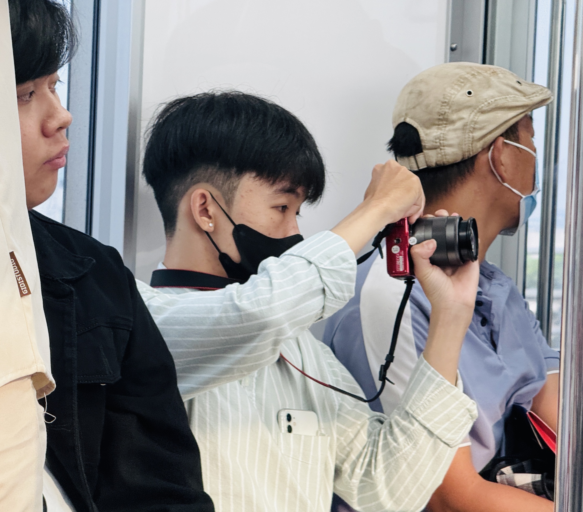 TP.HCM: Bến xe, s&acirc;n bay, metro đ&ocirc;ng đ&uacute;c kh&aacute;ch ng&agrave;y 25 th&aacute;ng Chạp- Ảnh 15.