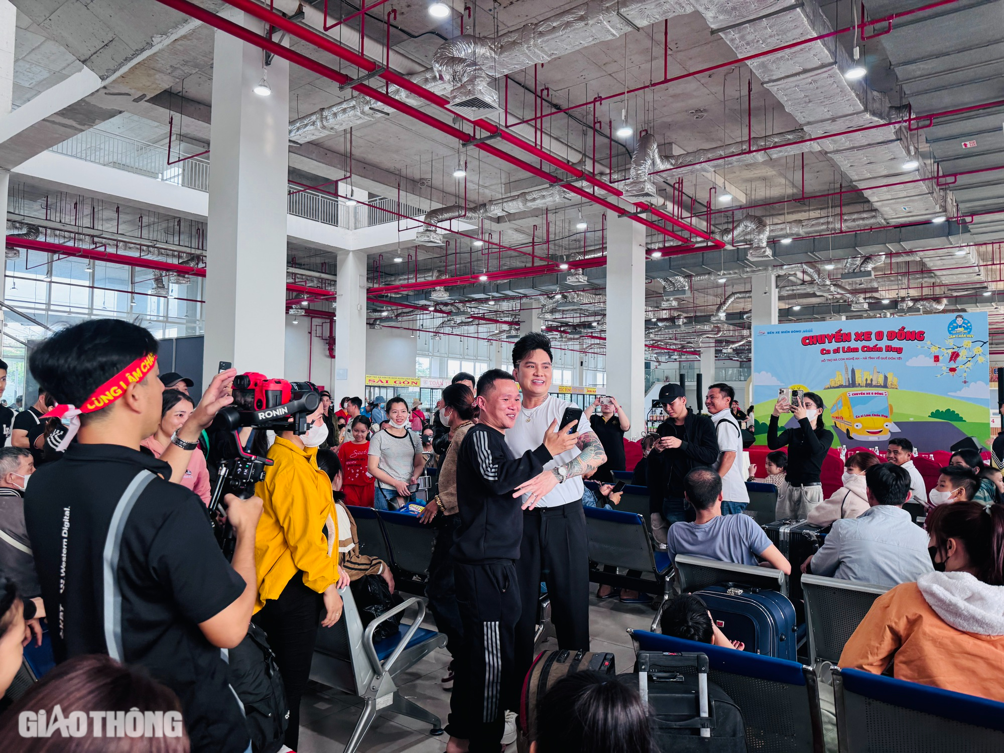 TP.HCM: Bến xe, s&acirc;n bay, metro đ&ocirc;ng đ&uacute;c kh&aacute;ch ng&agrave;y 25 th&aacute;ng Chạp- Ảnh 3.