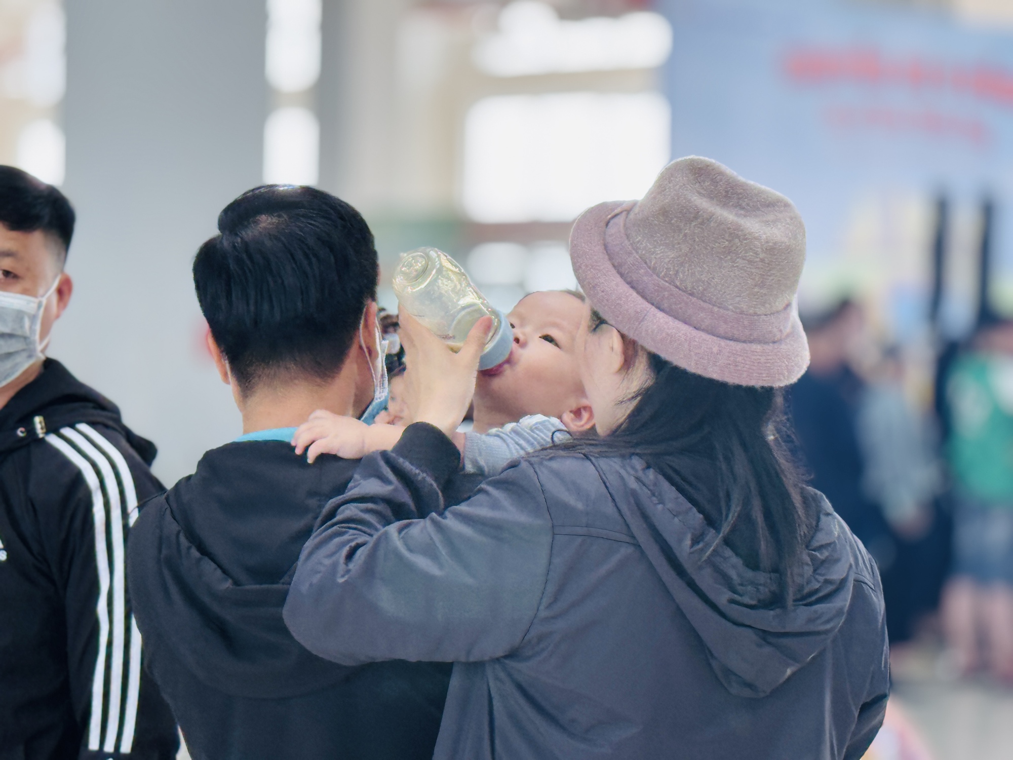 TP.HCM: Bến xe, s&acirc;n bay, metro đ&ocirc;ng đ&uacute;c kh&aacute;ch ng&agrave;y 25 th&aacute;ng Chạp- Ảnh 5.