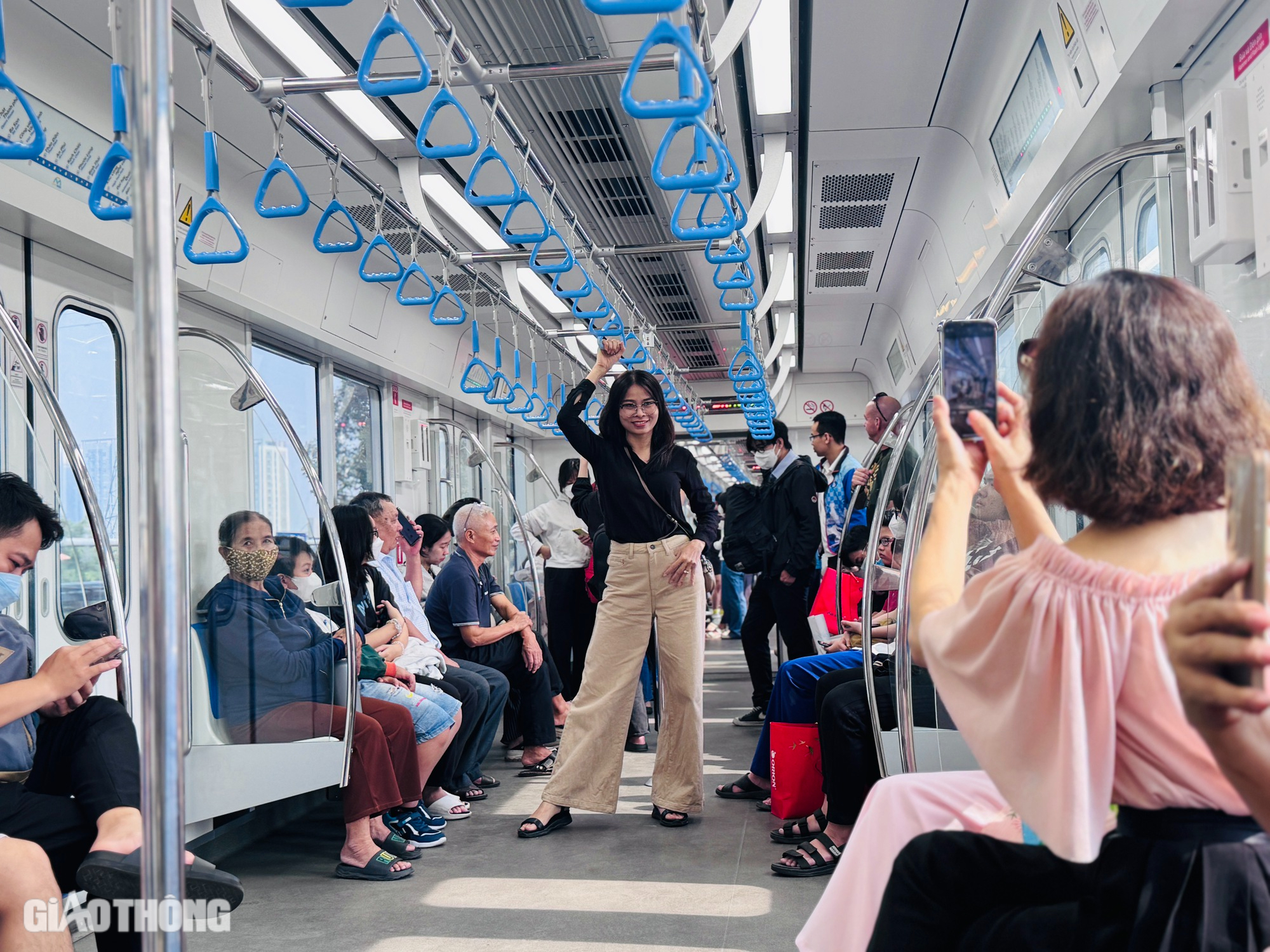 TP.HCM: Bến xe, s&acirc;n bay, metro đ&ocirc;ng đ&uacute;c kh&aacute;ch ng&agrave;y 25 th&aacute;ng Chạp- Ảnh 14.