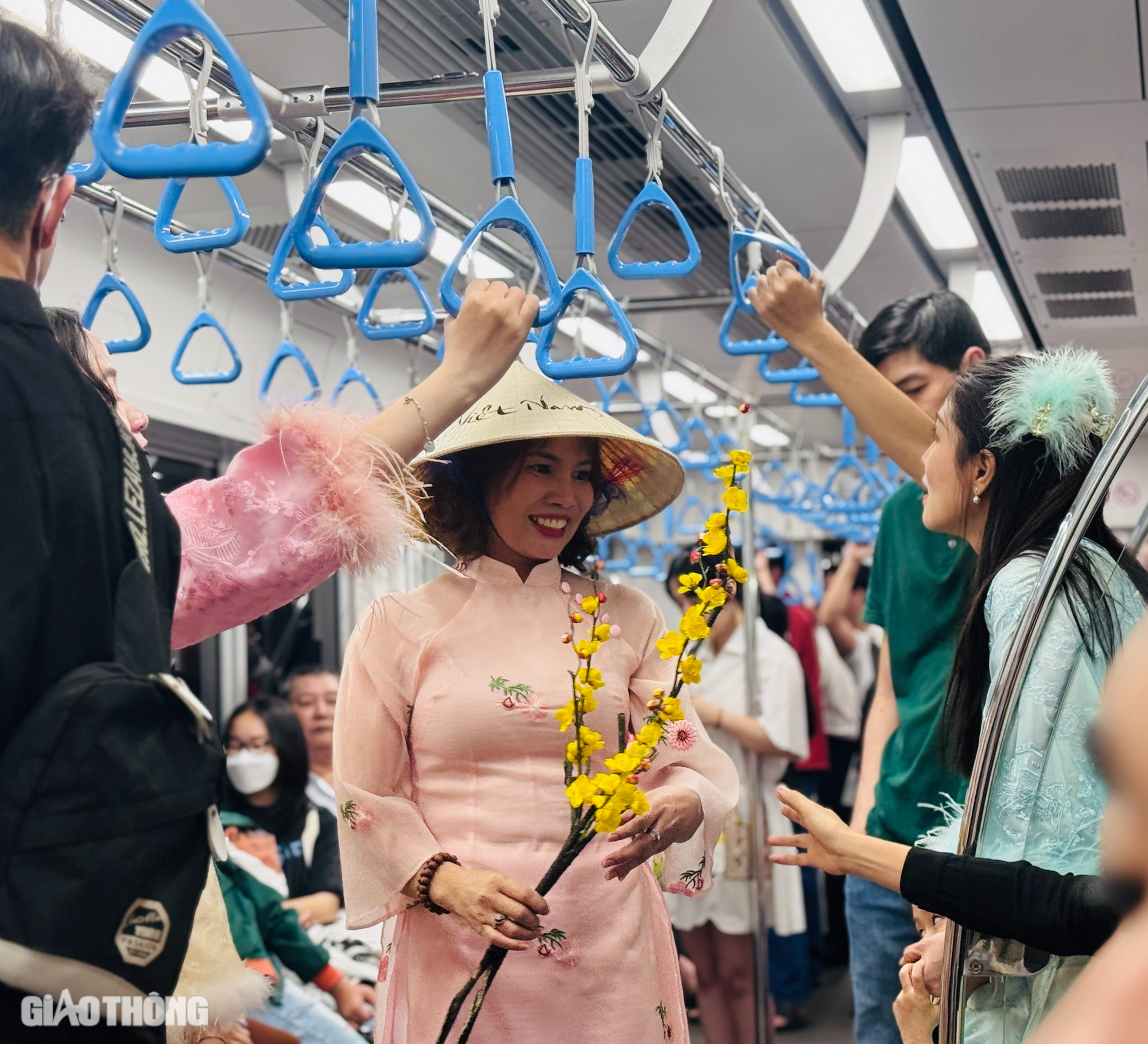 TP.HCM: Bến xe, s&acirc;n bay, metro đ&ocirc;ng đ&uacute;c kh&aacute;ch ng&agrave;y 25 th&aacute;ng Chạp- Ảnh 17.