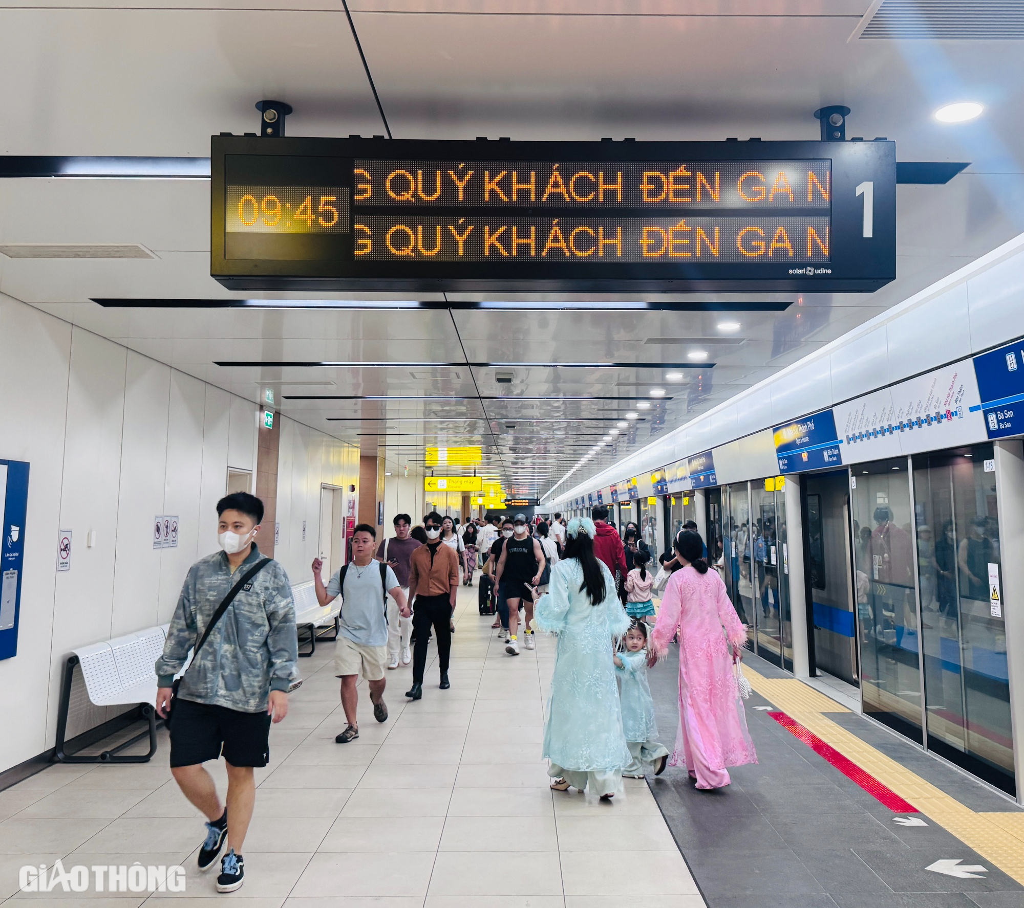 TP.HCM: Bến xe, s&acirc;n bay, metro đ&ocirc;ng đ&uacute;c kh&aacute;ch ng&agrave;y 25 th&aacute;ng Chạp- Ảnh 12.