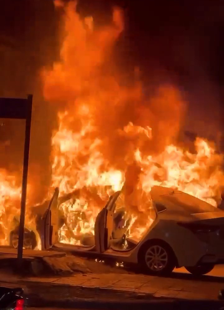 &Ocirc; t&ocirc; đang đỗ b&ecirc;n đường bất ngờ bốc ch&aacute;y- Ảnh 1.