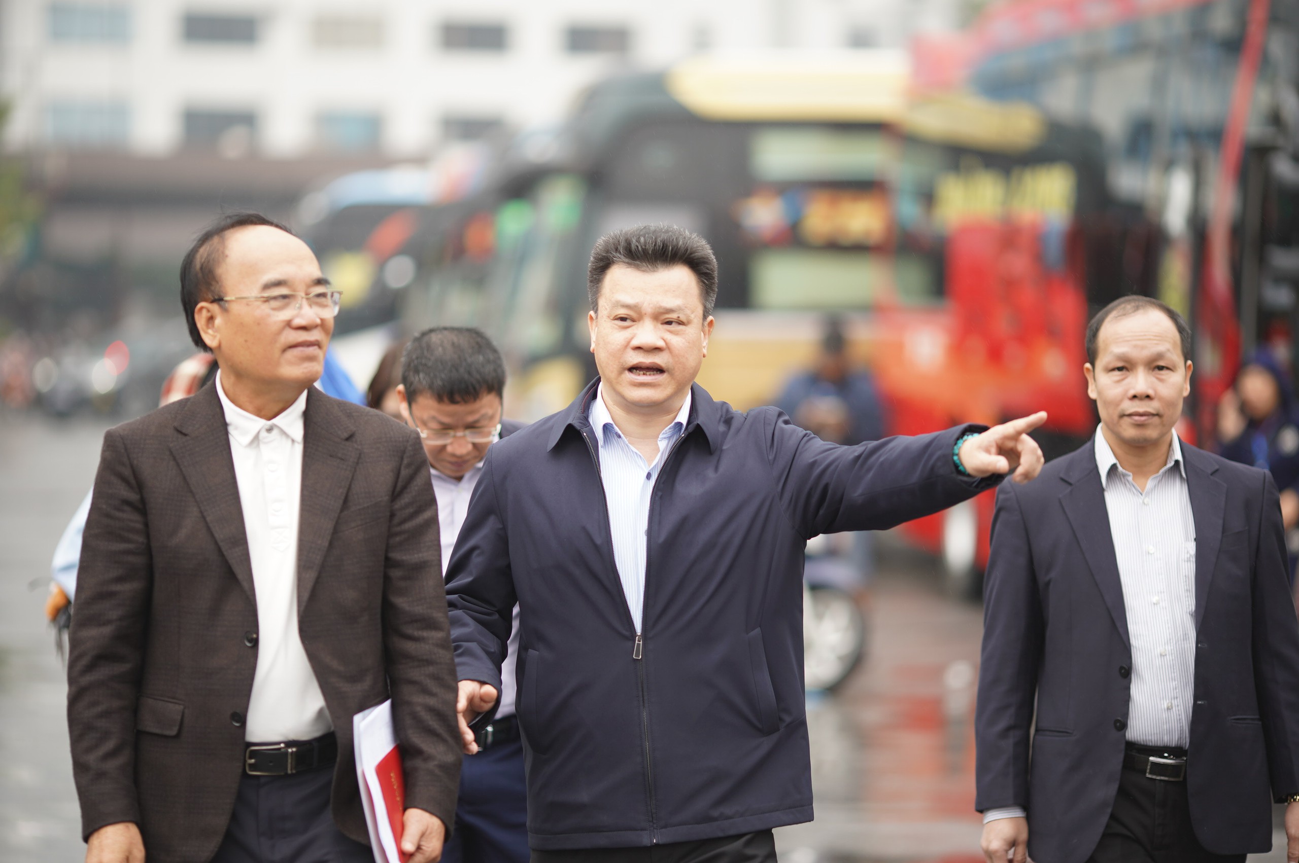 L&atilde;nh đạo Ủy ban ATGT Quốc gia thị s&aacute;t bến xe, s&acirc;n bay trước cao điểm tết Nguy&ecirc;n đ&aacute;n- Ảnh 2.