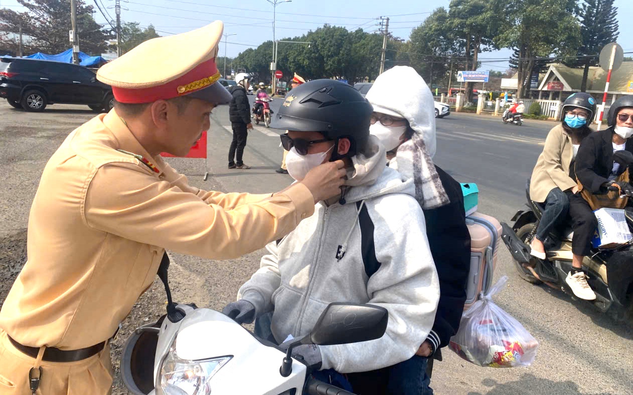 Người d&acirc;n ngỡ ng&agrave;ng khi CSGT dừng xe, gọi v&agrave;o tr&ecirc;n đường về qu&ecirc; đ&oacute;n Tết