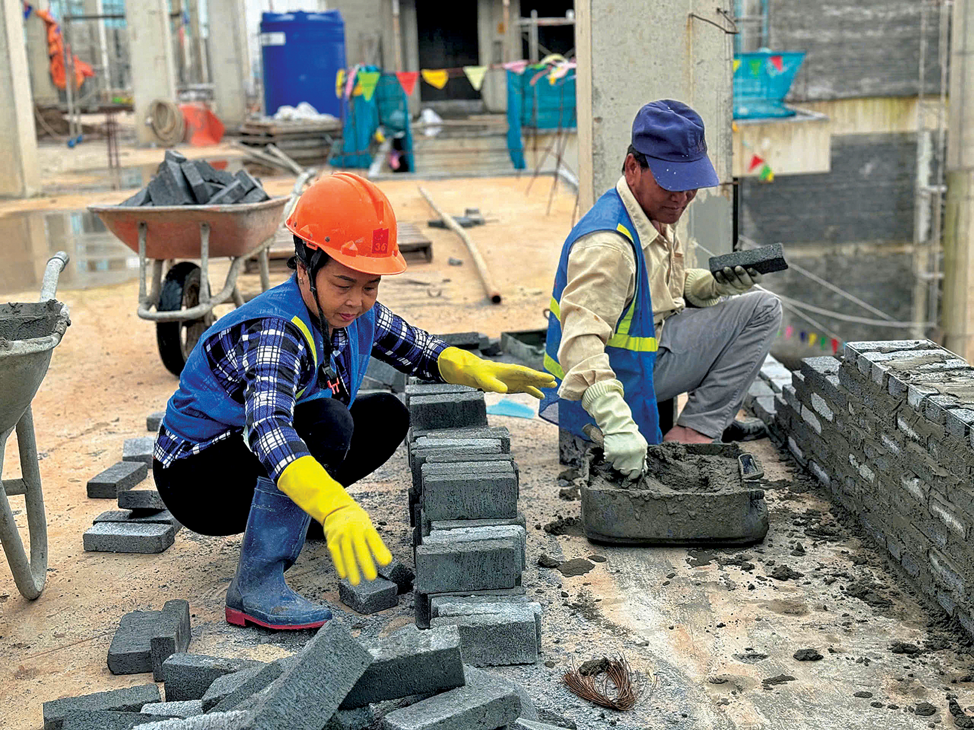 Đời thợ tr&ecirc;n những c&ocirc;ng trường giao th&ocirc;ng- Ảnh 1.