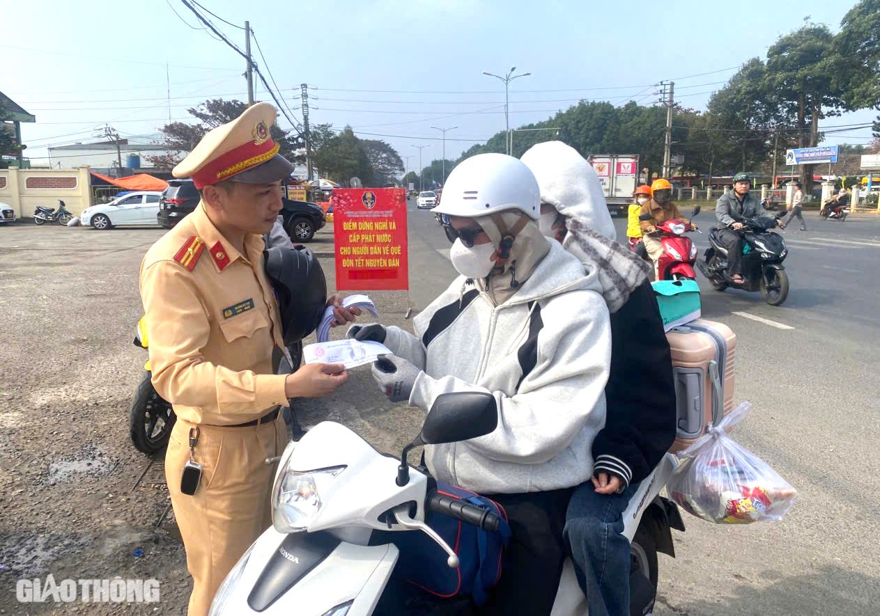 Người d&acirc;n ngỡ ng&agrave;ng khi CSGT dừng xe, gọi v&agrave;o tr&ecirc;n đường về qu&ecirc; đ&oacute;n Tết- Ảnh 8.