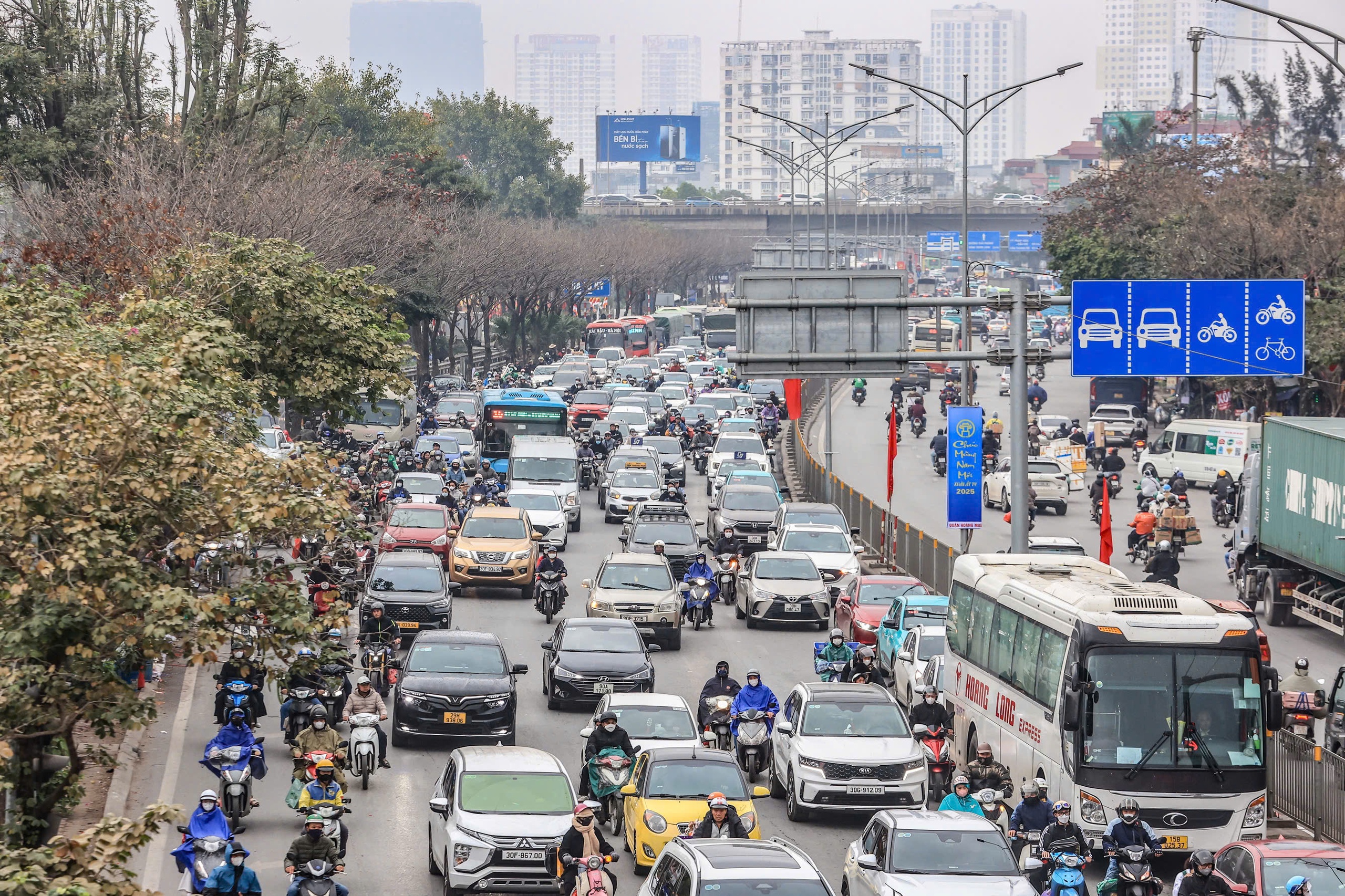 Hà Nội: Giao thông giảm nhiệt ngày đầu nghỉ tết Nguyên đán Ất Tỵ- Ảnh 1. Hà Nội: Giao thông giảm nhiệt ngày đầu nghỉ tết Nguyên đán Ất Tỵ- Ảnh 1.