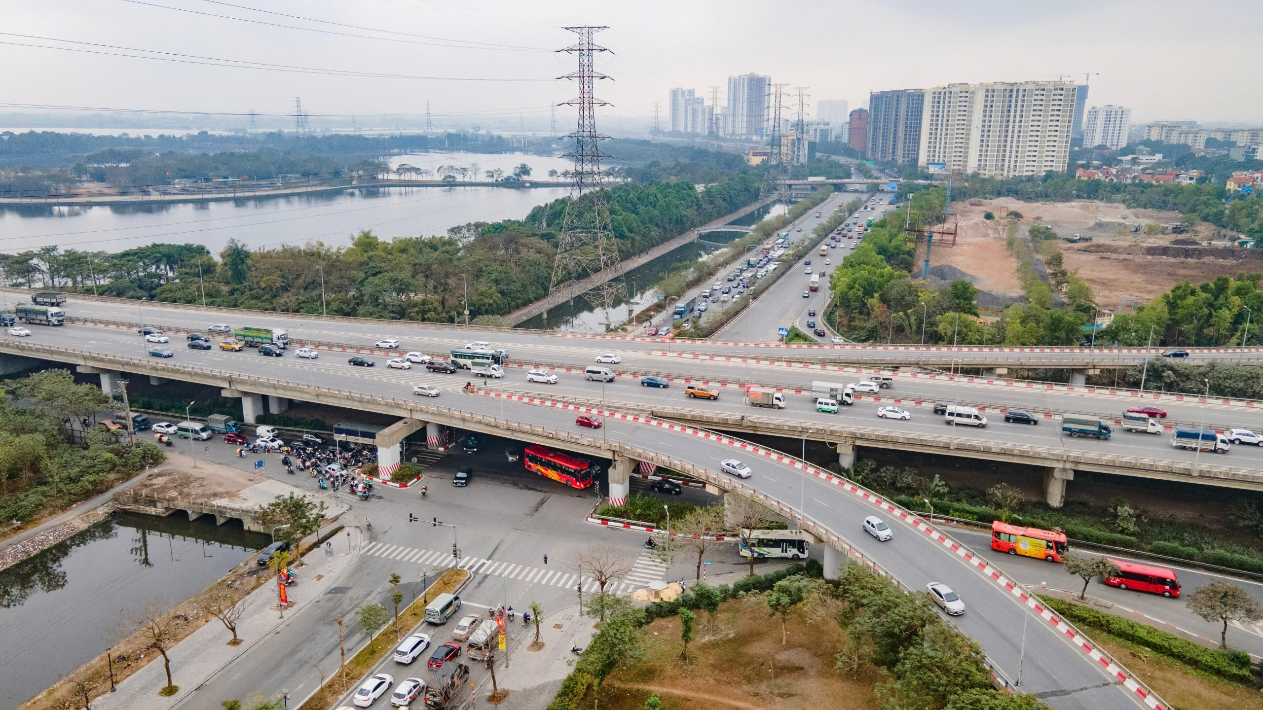 Hà Nội: Giao thông giảm nhiệt ngày đầu nghỉ tết Nguyên đán Ất Tỵ- Ảnh 12. Hà Nội: Giao thông giảm nhiệt ngày đầu nghỉ tết Nguyên đán Ất Tỵ- Ảnh 12.