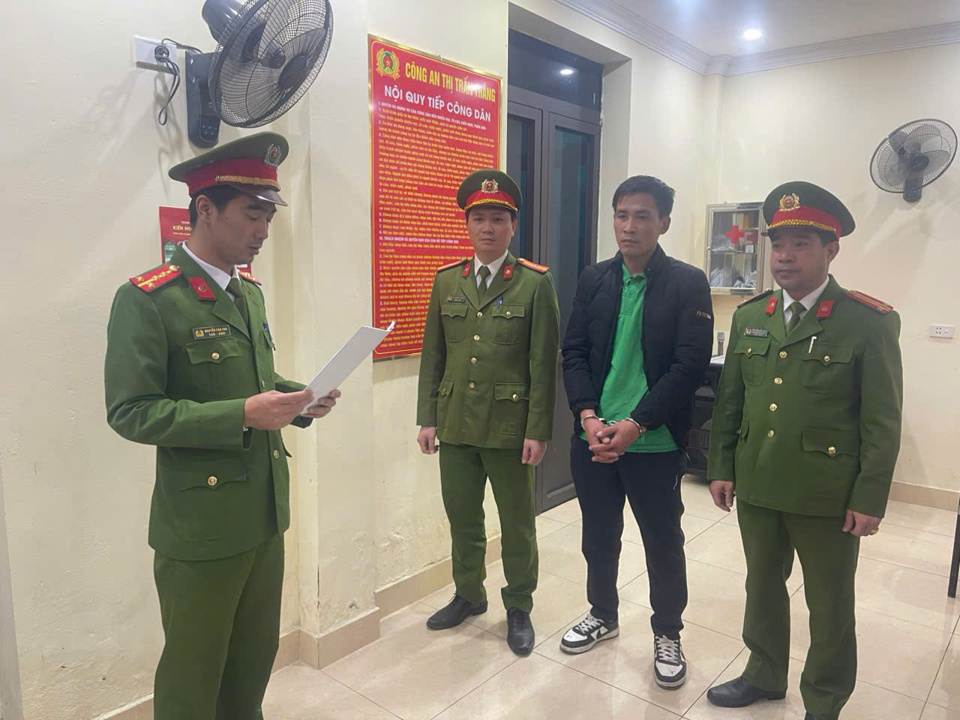 Đốt ph&aacute;o giữa đường giao th&ocirc;ng, 2 người đ&agrave;n &ocirc;ng bị khởi tố- Ảnh 1.