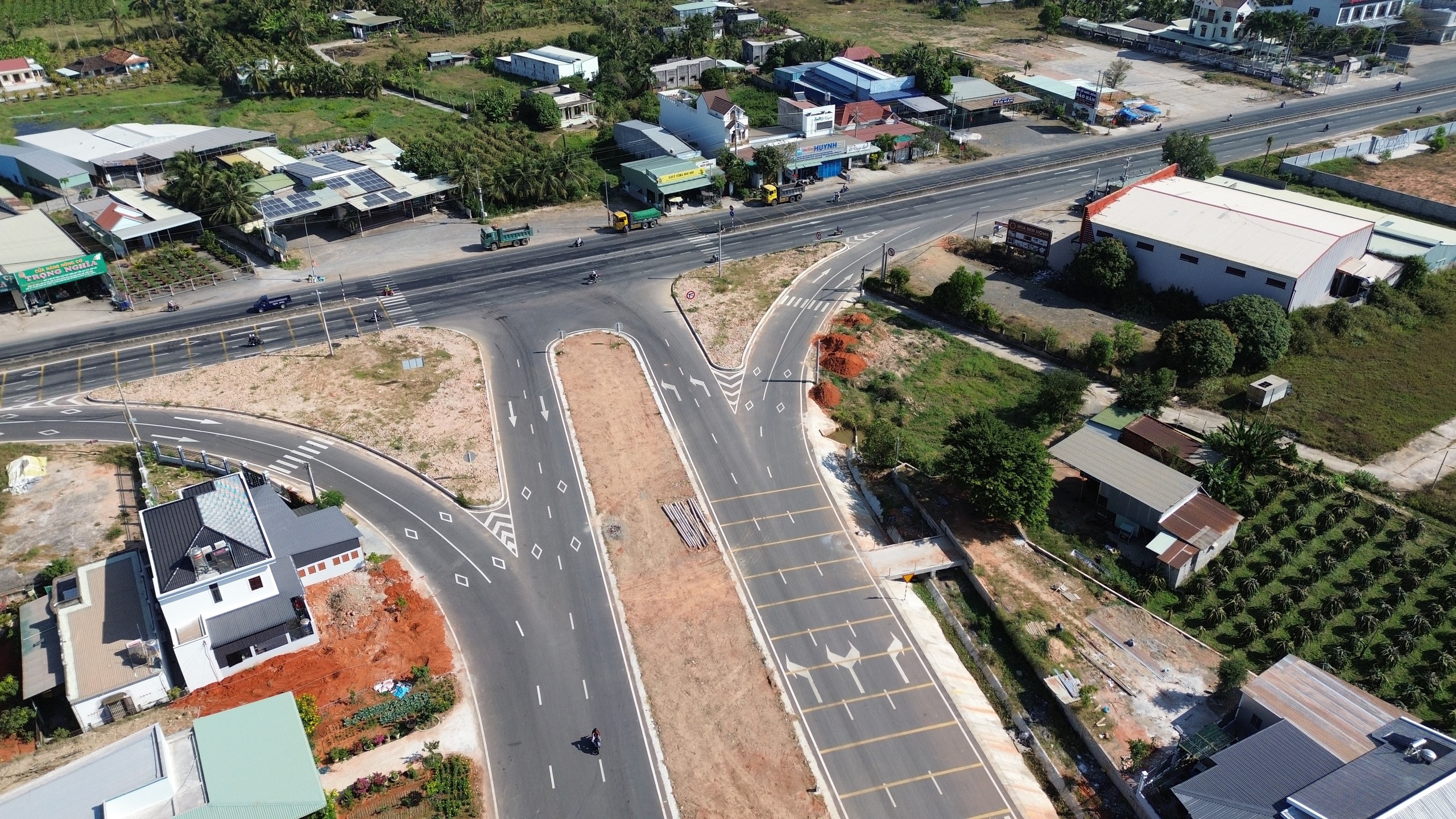 Liên tiếp 2 vụ tai nạn, cao tốc từ TP.HCM đến Bình Thuận ùn ứ sáng 26 Tết- Ảnh 4. Liên tiếp 2 vụ tai nạn, cao tốc từ TP.HCM đến Bình Thuận ùn ứ sáng 26 Tết- Ảnh 4.