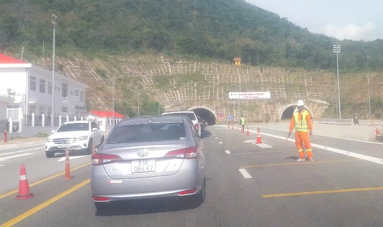 Hầm n&uacute;i Vung tr&ecirc;n cao tốc Cam L&acirc;m - Vĩnh Hảo qu&aacute; tải, CSGT điều tiết &ocirc; t&ocirc; ra QL1- Ảnh 2.