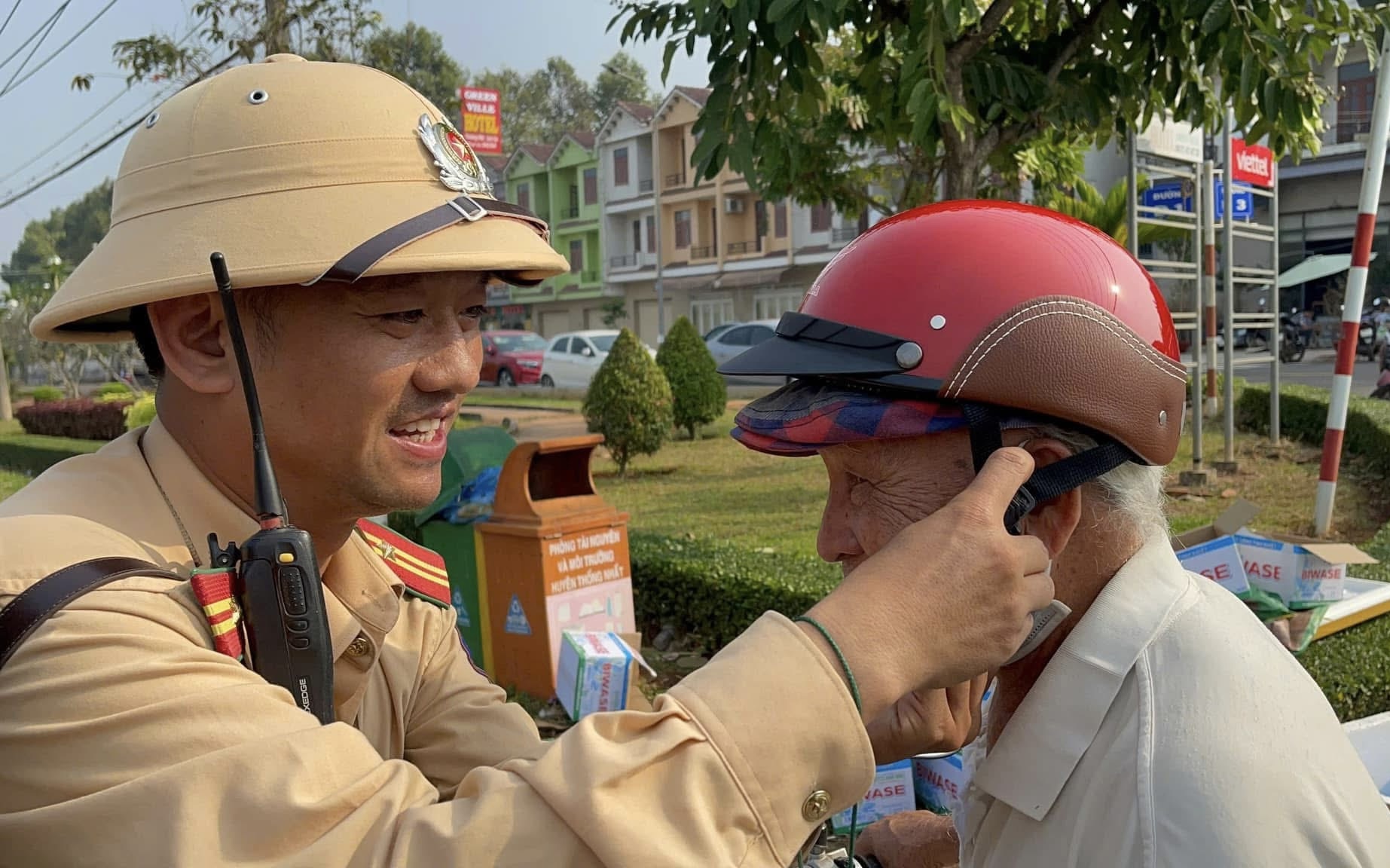 Người d&acirc;n ngỡ ng&agrave;ng khi CSGT dừng xe, gọi v&agrave;o tr&ecirc;n đường về qu&ecirc; đ&oacute;n Tết- Ảnh 4.