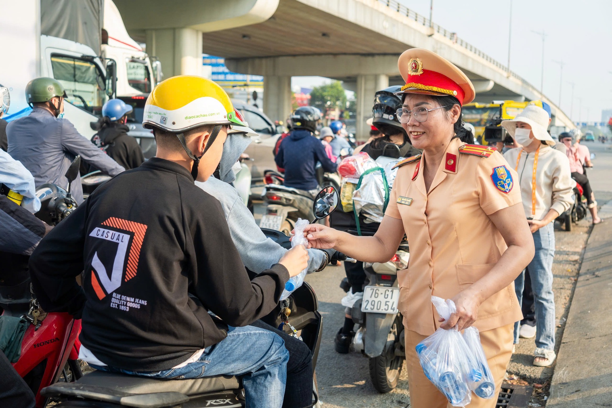 Người d&acirc;n ngỡ ng&agrave;ng khi CSGT dừng xe, gọi v&agrave;o tr&ecirc;n đường về qu&ecirc; đ&oacute;n Tết- Ảnh 6.