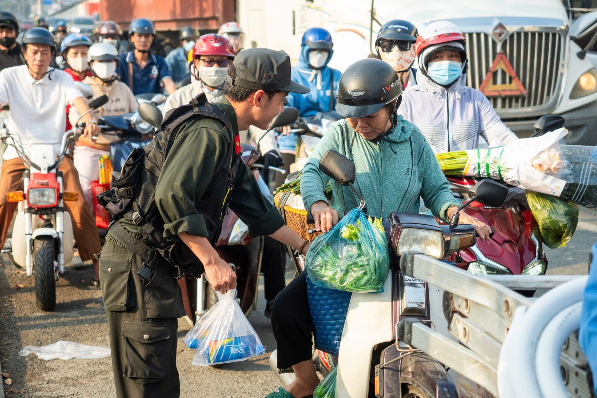 Người d&acirc;n ngỡ ng&agrave;ng khi CSGT dừng xe, gọi v&agrave;o tr&ecirc;n đường về qu&ecirc; đ&oacute;n Tết- Ảnh 2.