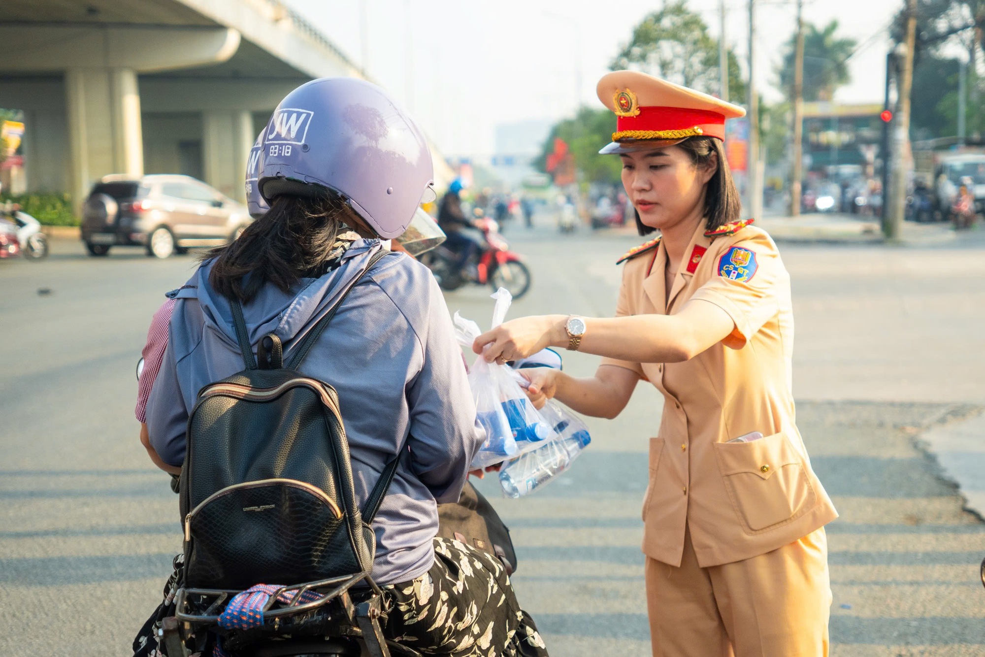 Người d&acirc;n ngỡ ng&agrave;ng khi CSGT dừng xe, gọi v&agrave;o tr&ecirc;n đường về qu&ecirc; đ&oacute;n Tết- Ảnh 1.