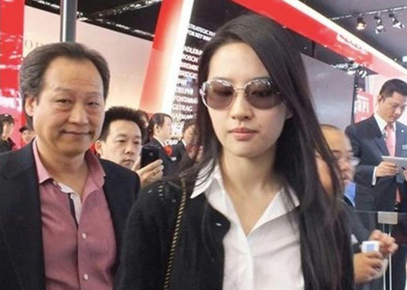 Sự thật tin đồn Lưu Diệc Phi bí mật đăng ký kết hôn với cha nuôi tỷ phú- Ảnh 2. Sự thật tin đồn Lưu Diệc Phi bí mật đăng ký kết hôn với cha nuôi tỷ phú- Ảnh 2.