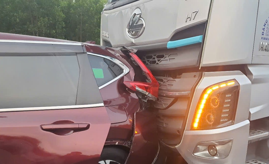 Liên tiếp 2 vụ tai nạn, cao tốc từ TP.HCM đến Bình Thuận ùn ứ sáng 26 Tết- Ảnh 2. Liên tiếp 2 vụ tai nạn, cao tốc từ TP.HCM đến Bình Thuận ùn ứ sáng 26 Tết- Ảnh 2.