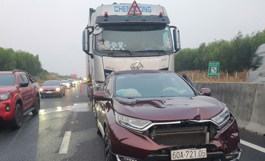 Liên tiếp 2 vụ tai nạn, cao tốc từ TP.HCM đến Bình Thuận ùn ứ sáng 26 Tết- Ảnh 3. Liên tiếp 2 vụ tai nạn, cao tốc từ TP.HCM đến Bình Thuận ùn ứ sáng 26 Tết- Ảnh 3.