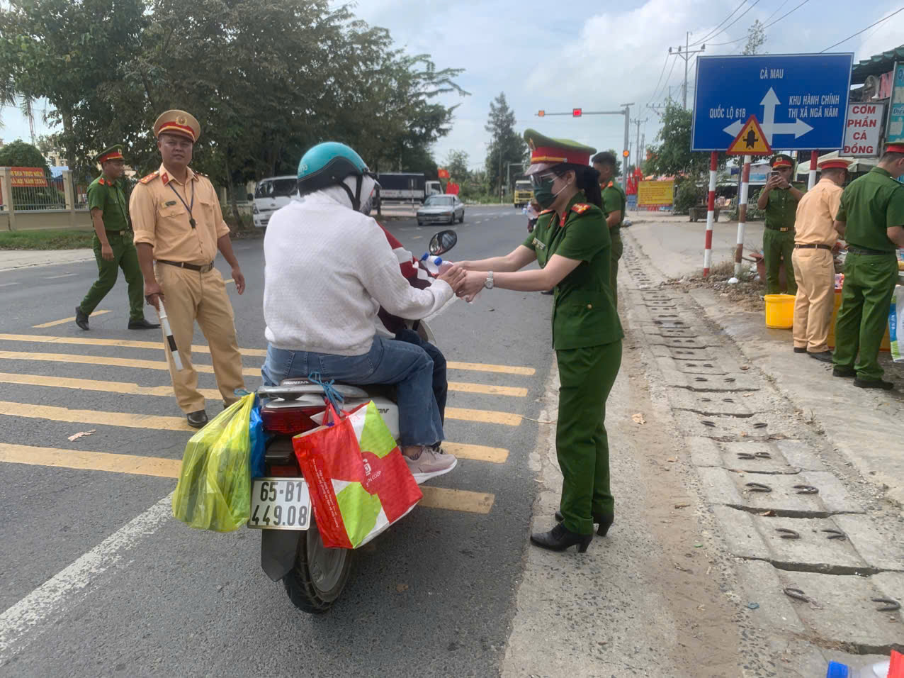 Nước m&aacute;t, b&aacute;nh m&igrave; được CSGT Cần Thơ, S&oacute;c Trăng ph&aacute;t tận tay người d&acirc;n về qu&ecirc; ăn Tết- Ảnh 4.