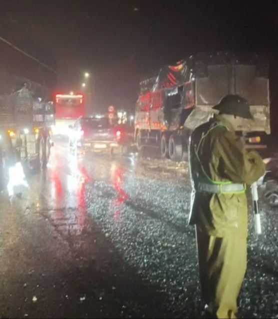 H&agrave;nh kh&aacute;ch th&oacute;t tim khi xe kh&aacute;ch va chạm với 2 xe tải chạy ngược chiều- Ảnh 1.