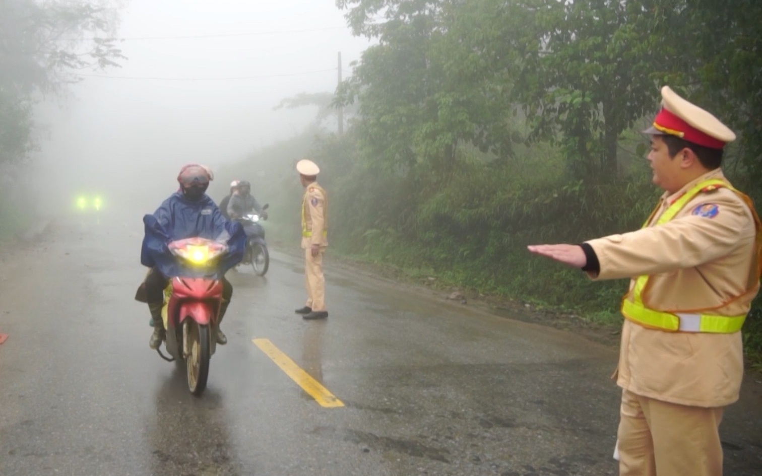 CSGT khuyến c&aacute;o c&aacute;ch l&aacute;i xe an to&agrave;n tr&ecirc;n đường trơn trượt, sương m&ugrave; dịp Tết