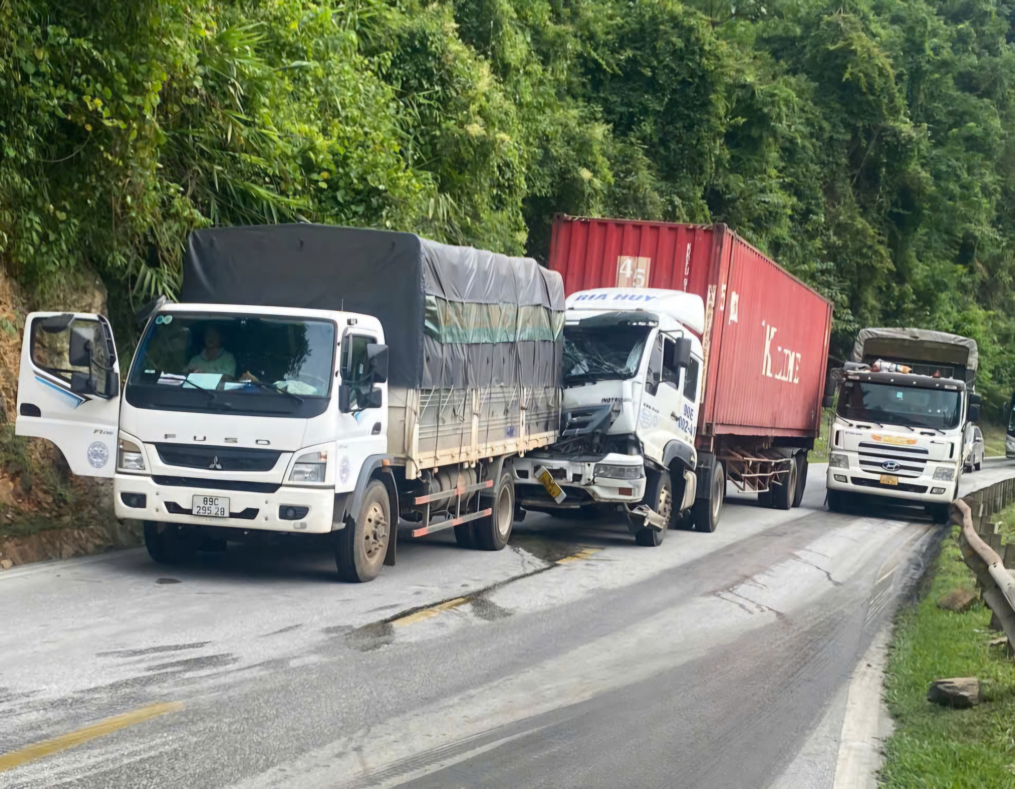 CSGT khuyến c&aacute;o c&aacute;ch l&aacute;i xe an to&agrave;n tr&ecirc;n đường trơn trượt, sương m&ugrave; dịp Tết- Ảnh 1.