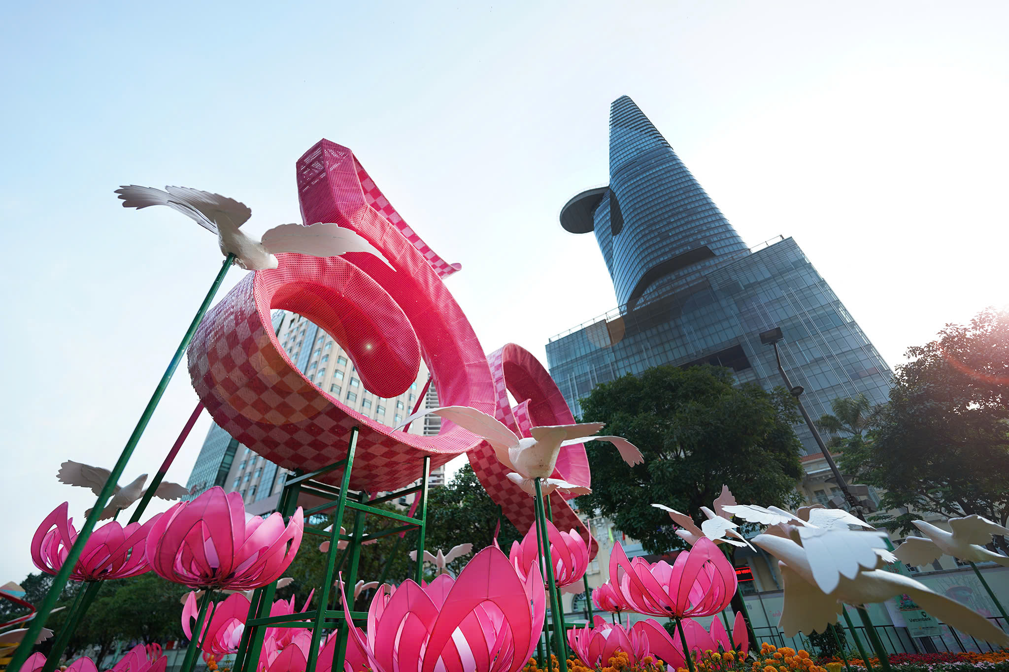 TP.HCM: V&igrave; sao đường hoa Nguyễn Huệ tạm đ&oacute;ng cửa?- Ảnh 11.