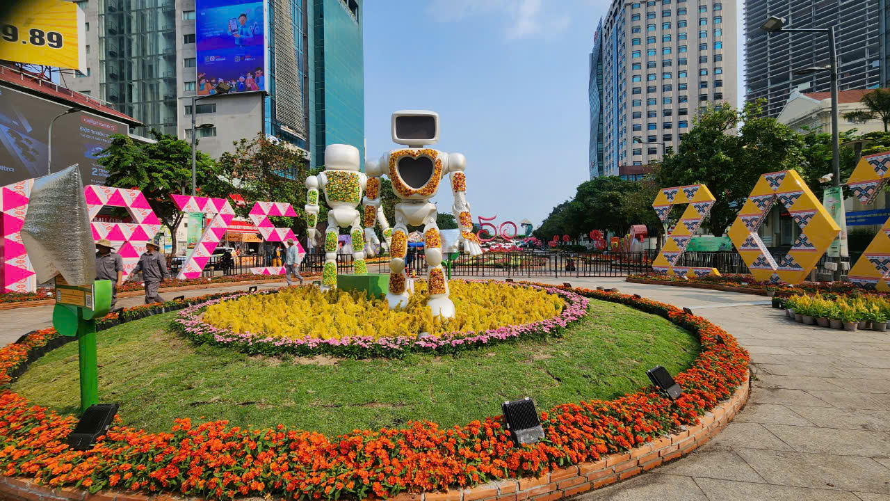 TP.HCM: V&igrave; sao đường hoa Nguyễn Huệ tạm đ&oacute;ng cửa?- Ảnh 6.