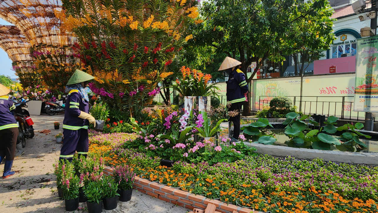 TP.HCM: V&igrave; sao đường hoa Nguyễn Huệ tạm đ&oacute;ng cửa?- Ảnh 8.