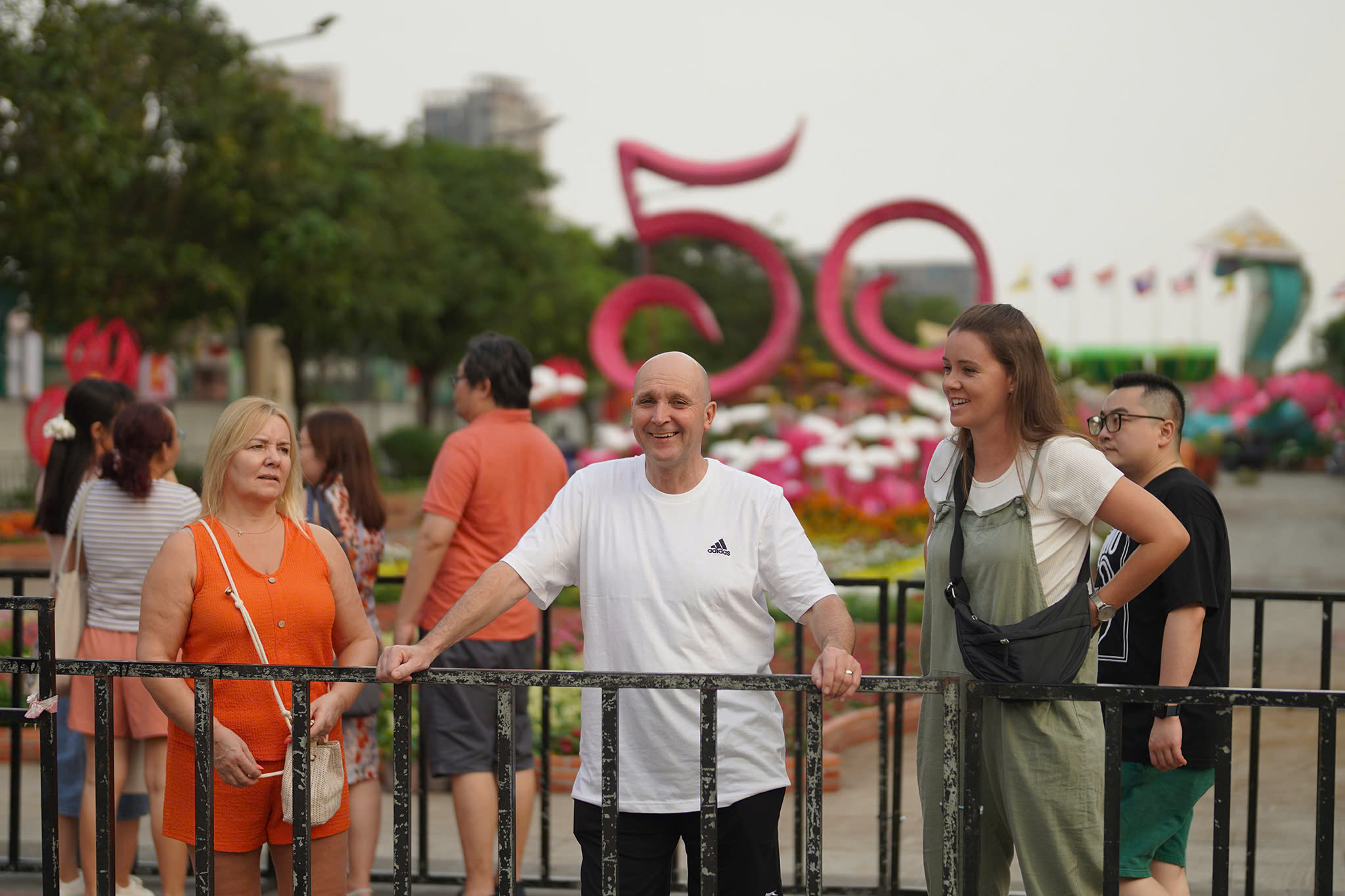 TP.HCM: V&igrave; sao đường hoa Nguyễn Huệ tạm đ&oacute;ng cửa?- Ảnh 13.