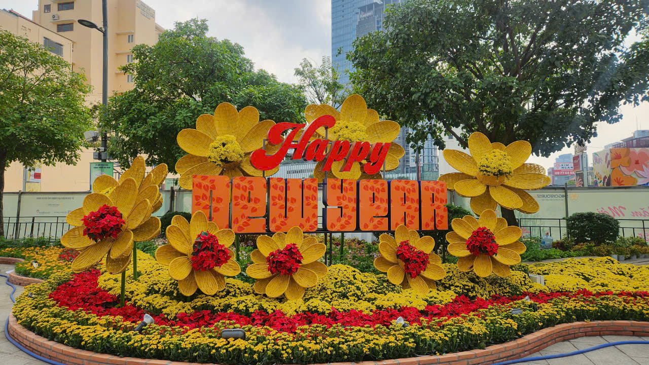 TP.HCM: V&igrave; sao đường hoa Nguyễn Huệ tạm đ&oacute;ng cửa?- Ảnh 2.