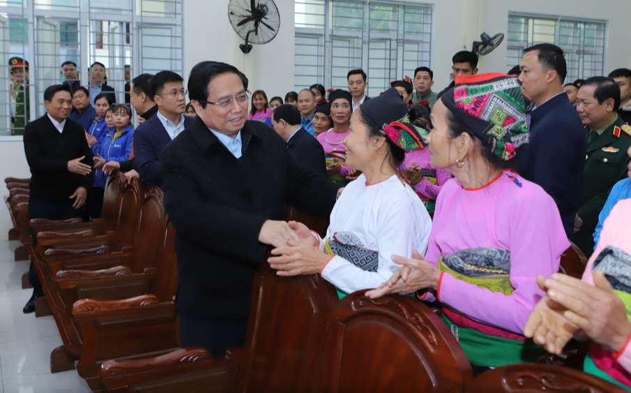 Thủ tướng tặng qu&agrave; gia đ&igrave;nh ch&iacute;nh s&aacute;ch, hộ ngh&egrave;o ở Thanh H&oacute;a- Ảnh 1.