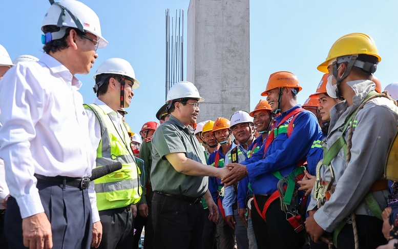 Thủ tướng: Kh&ocirc;ng để người lao động 'c&ocirc; đơn tr&ecirc;n c&ocirc;ng trường', thiếu tiền ăn Tết