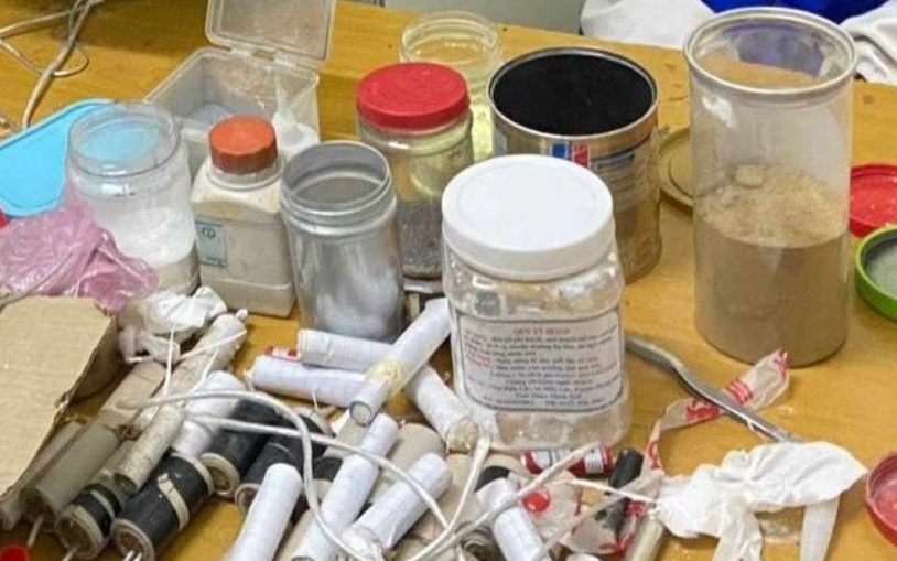 Chế ph&aacute;o tại nh&agrave;, nam sinh n&aacute;t hai b&agrave;n tay, chấn thương mắt