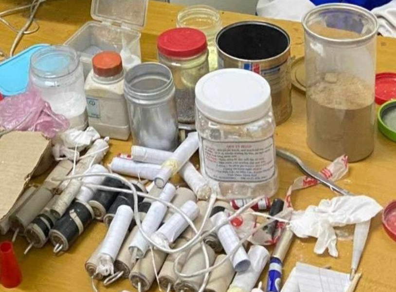 Chế ph&aacute;o tại nh&agrave;, nam sinh n&aacute;t hai b&agrave;n tay, chấn thương mắt- Ảnh 1.