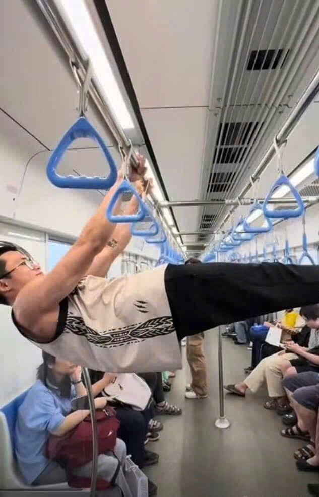 Đề nghị c&ocirc;ng an x&aacute;c minh, xử l&yacute; thanh ni&ecirc;n đu x&agrave; đơn tr&ecirc;n metro số 1- Ảnh 1.