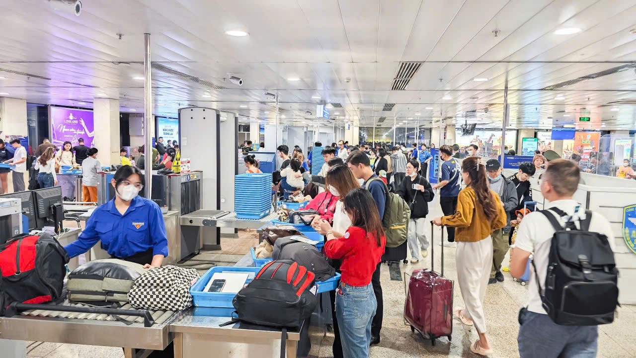 S&acirc;n bay T&acirc;n Sơn Nhất: Huy động thanh ni&ecirc;n hỗ trợ h&agrave;nh kh&aacute;ch ng&agrave;y 27 Tết- Ảnh 1.