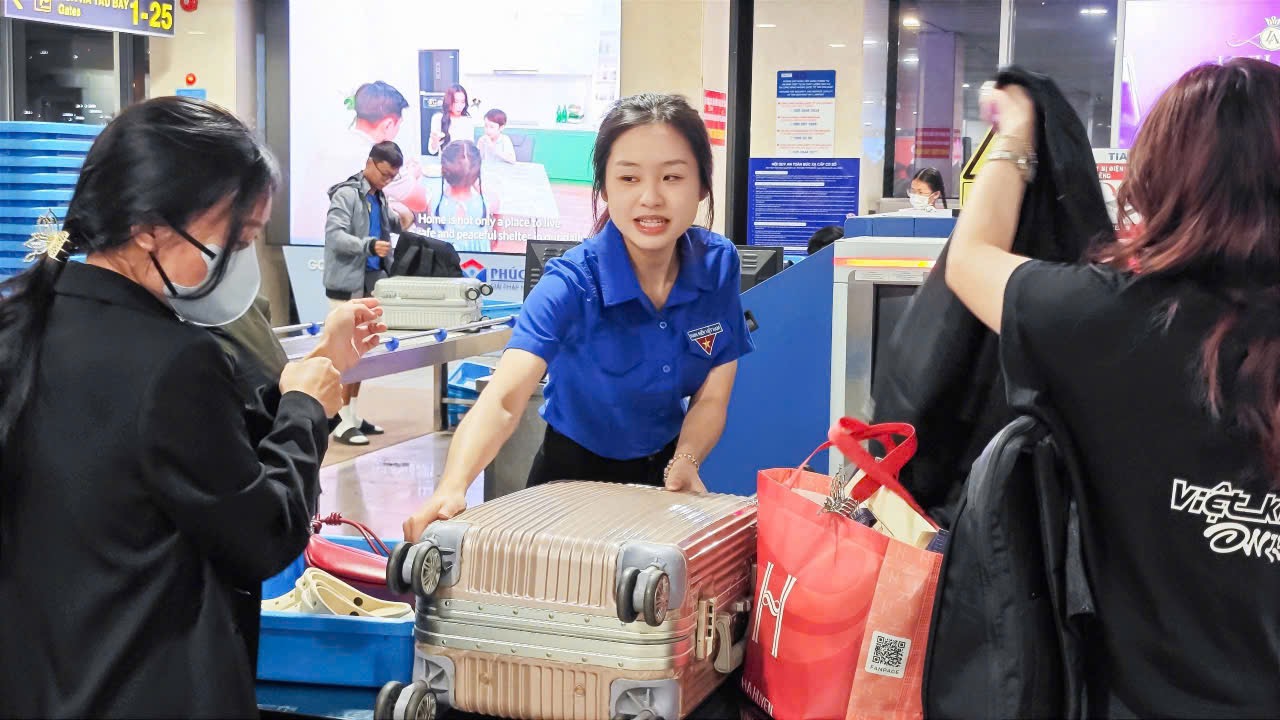S&acirc;n bay T&acirc;n Sơn Nhất: Huy động thanh ni&ecirc;n hỗ trợ h&agrave;nh kh&aacute;ch ng&agrave;y 27 Tết- Ảnh 4.