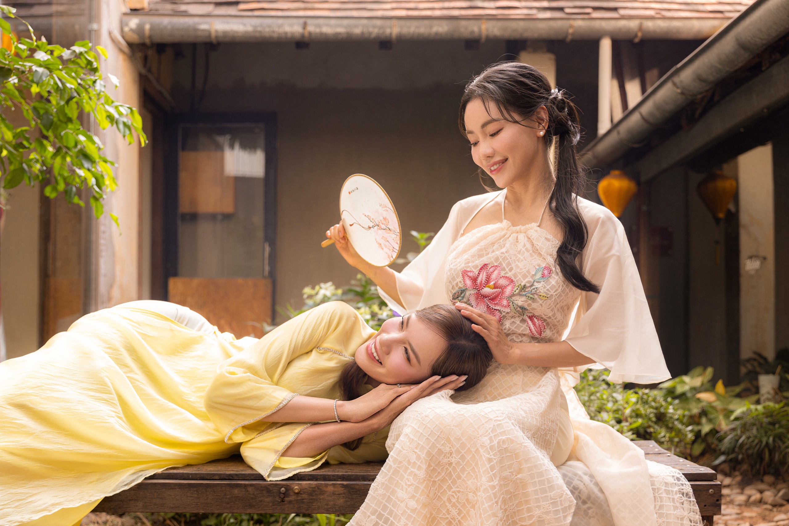 "Bà trùm" Kim Dung đọ nhan sắc cùng 4 nàng hậu Thuỳ Tiên, Tiểu Vy, Hoàng Phương và Quế Anh- Ảnh 1. "Bà trùm" Kim Dung đọ nhan sắc cùng 4 nàng hậu Thuỳ Tiên, Tiểu Vy, Hoàng Phương và Quế Anh- Ảnh 1.