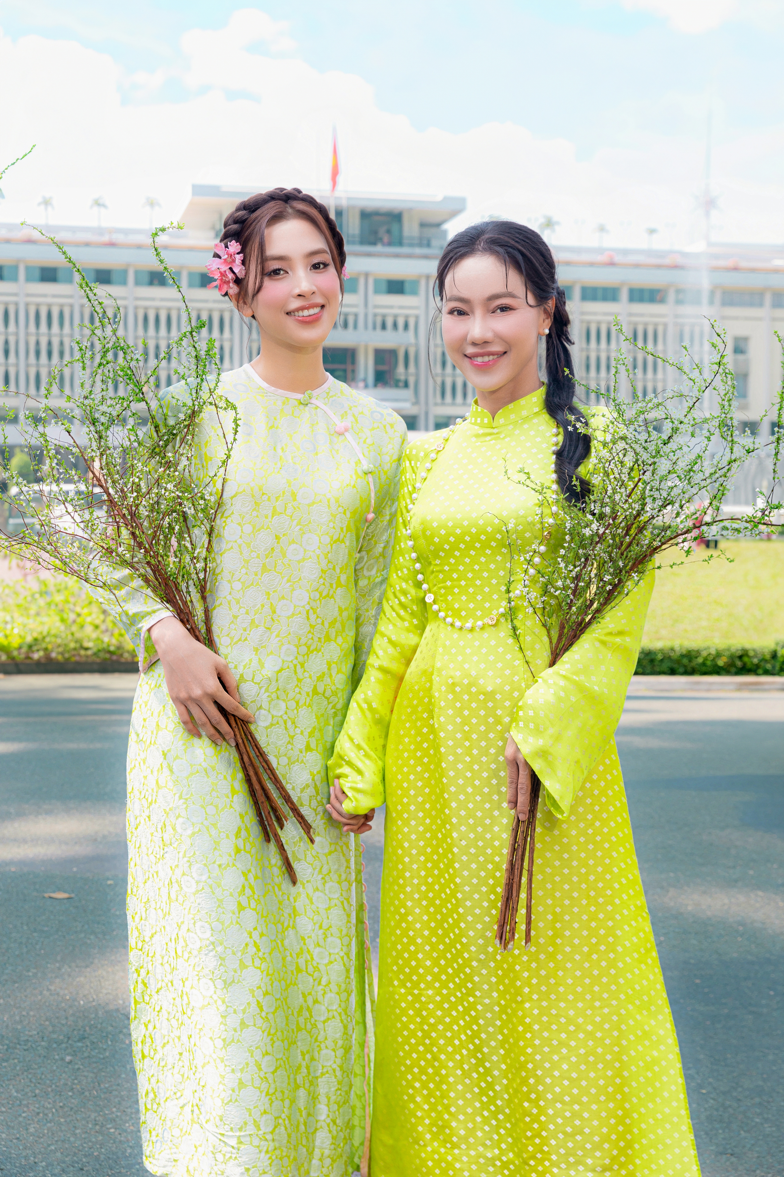 "Bà trùm" Kim Dung đọ nhan sắc cùng 4 nàng hậu Thuỳ Tiên, Tiểu Vy, Hoàng Phương và Quế Anh- Ảnh 7. "Bà trùm" Kim Dung đọ nhan sắc cùng 4 nàng hậu Thuỳ Tiên, Tiểu Vy, Hoàng Phương và Quế Anh- Ảnh 7.