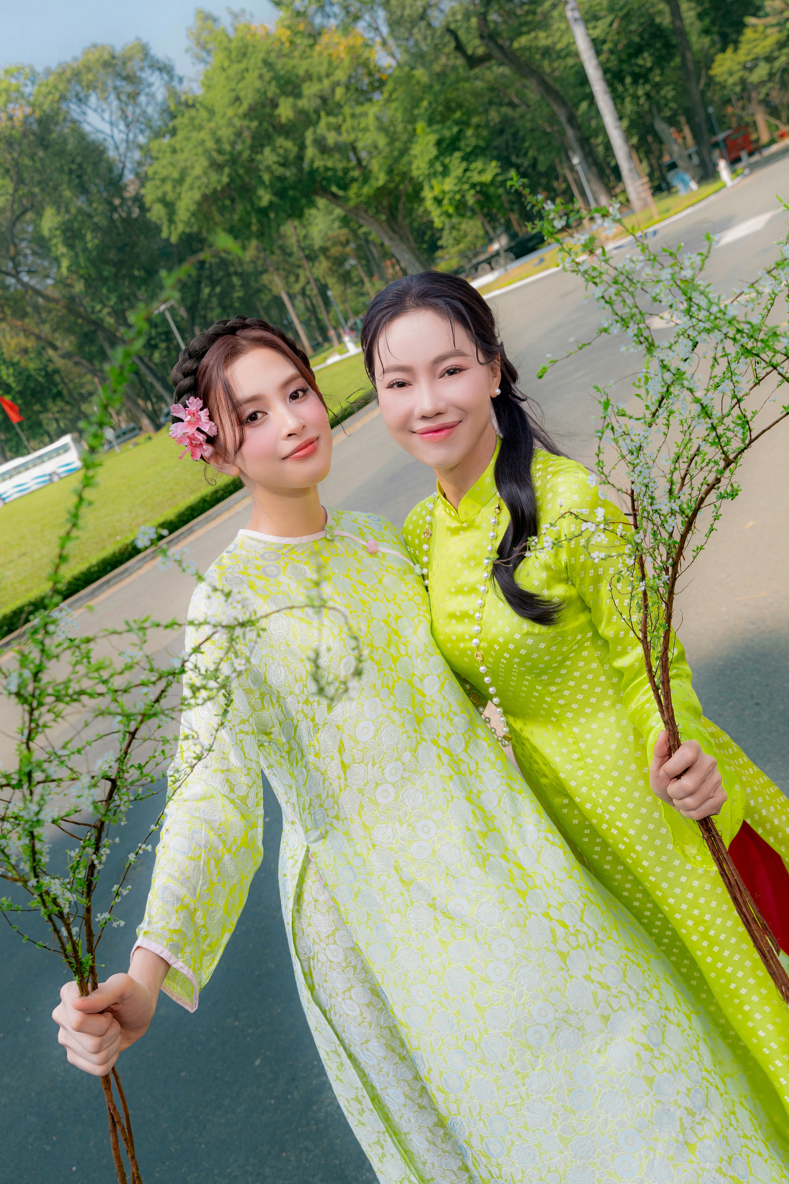 "Bà trùm" Kim Dung đọ nhan sắc cùng 4 nàng hậu Thuỳ Tiên, Tiểu Vy, Hoàng Phương và Quế Anh- Ảnh 6. "Bà trùm" Kim Dung đọ nhan sắc cùng 4 nàng hậu Thuỳ Tiên, Tiểu Vy, Hoàng Phương và Quế Anh- Ảnh 6.