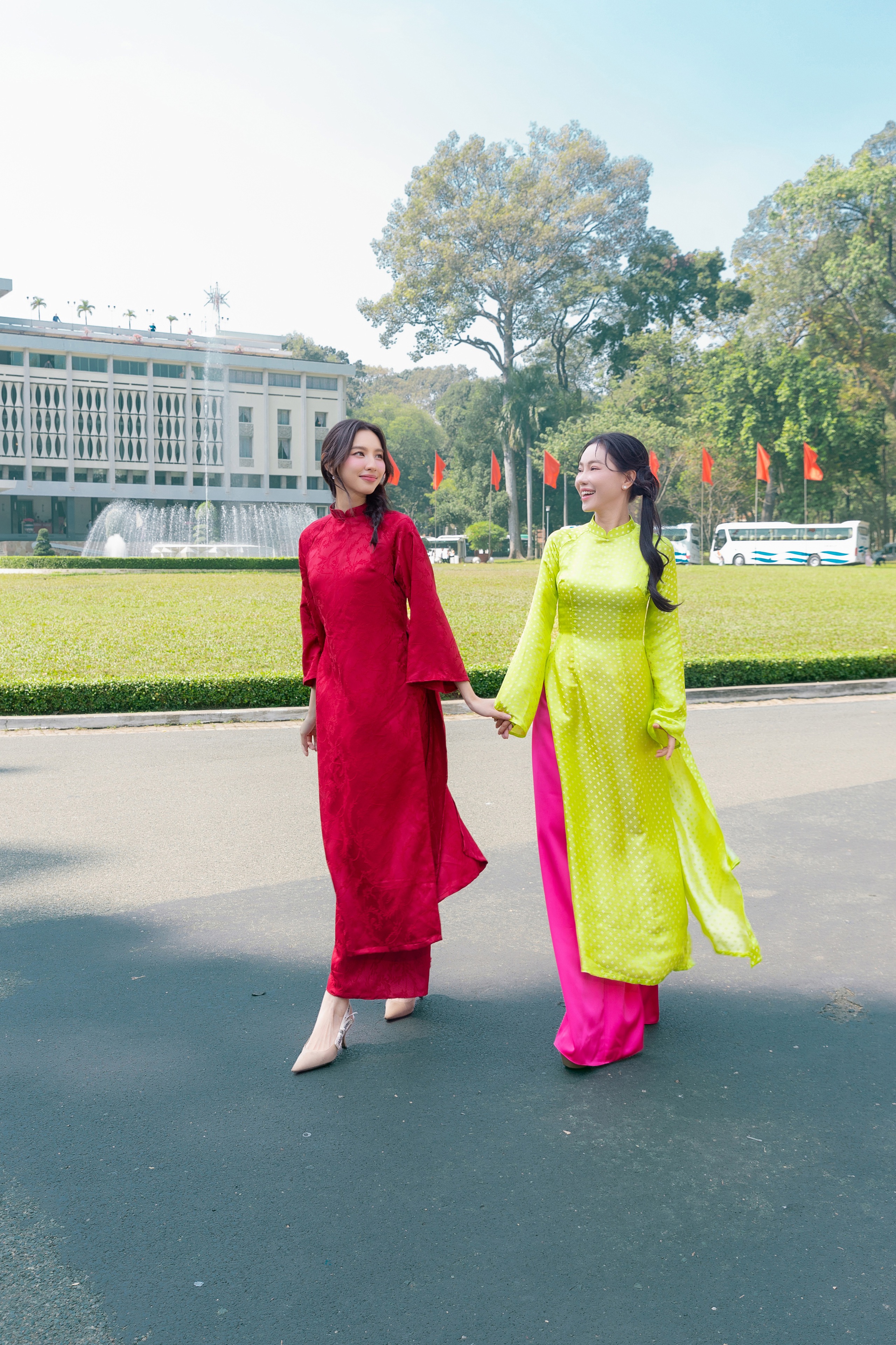 "Bà trùm" Kim Dung đọ nhan sắc cùng 4 nàng hậu Thuỳ Tiên, Tiểu Vy, Hoàng Phương và Quế Anh- Ảnh 3. "Bà trùm" Kim Dung đọ nhan sắc cùng 4 nàng hậu Thuỳ Tiên, Tiểu Vy, Hoàng Phương và Quế Anh- Ảnh 3.