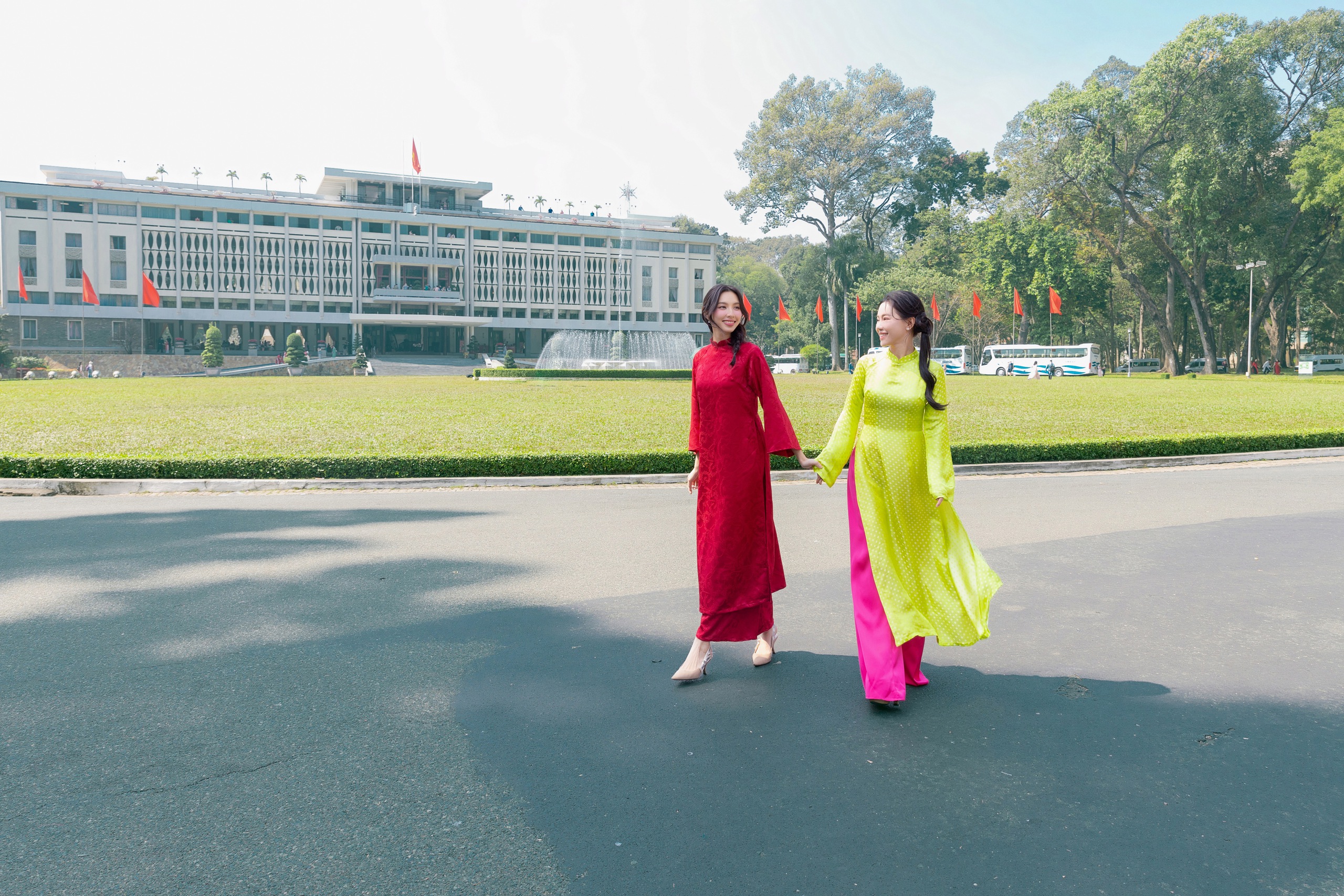 "Bà trùm" Kim Dung đọ nhan sắc cùng 4 nàng hậu Thuỳ Tiên, Tiểu Vy, Hoàng Phương và Quế Anh- Ảnh 5. "Bà trùm" Kim Dung đọ nhan sắc cùng 4 nàng hậu Thuỳ Tiên, Tiểu Vy, Hoàng Phương và Quế Anh- Ảnh 5.