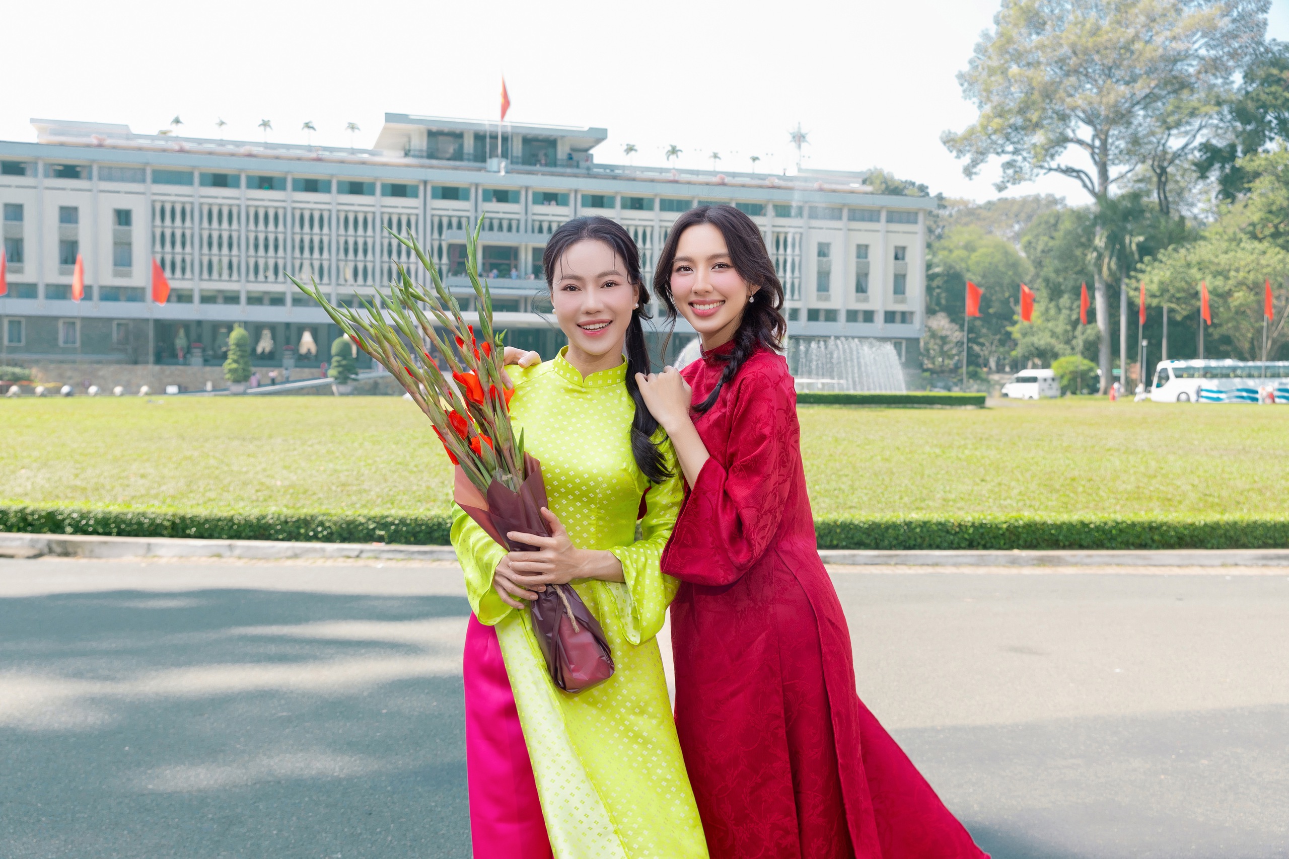 "Bà trùm" Kim Dung đọ nhan sắc cùng 4 nàng hậu Thuỳ Tiên, Tiểu Vy, Hoàng Phương và Quế Anh- Ảnh 4. "Bà trùm" Kim Dung đọ nhan sắc cùng 4 nàng hậu Thuỳ Tiên, Tiểu Vy, Hoàng Phương và Quế Anh- Ảnh 4.