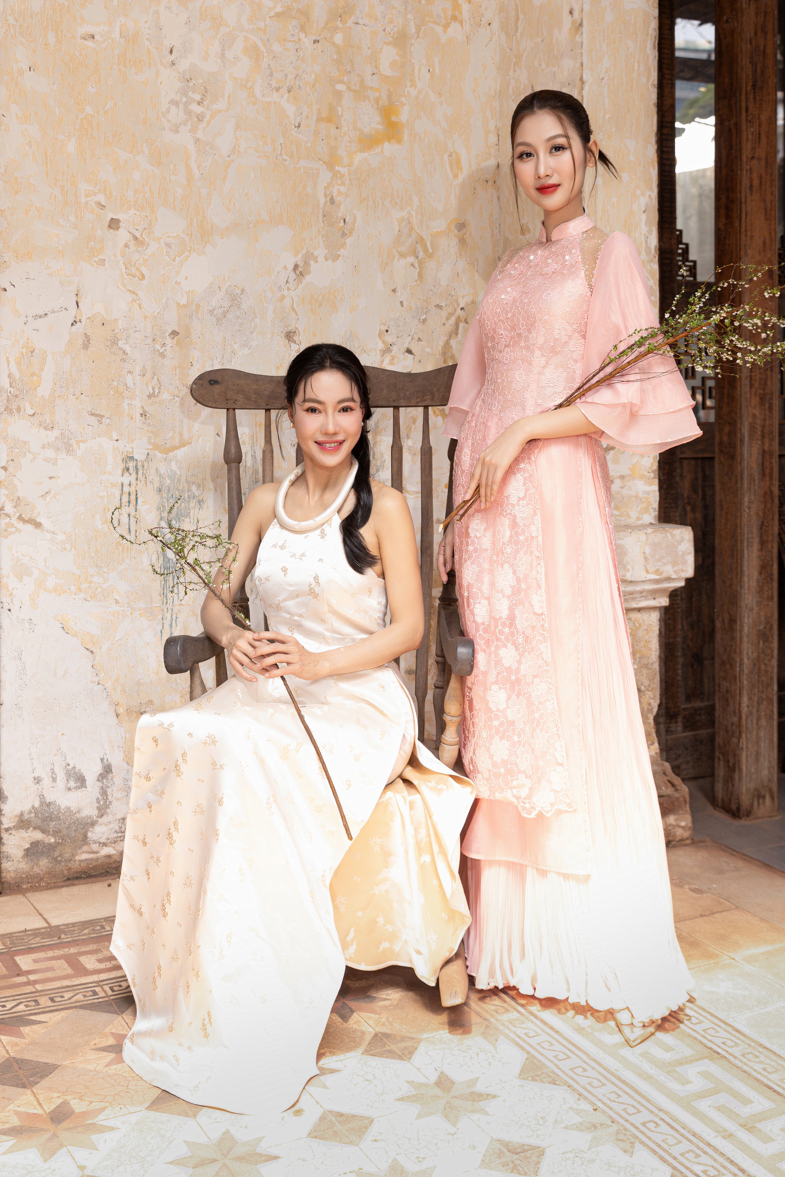 "Bà trùm" Kim Dung đọ nhan sắc cùng 4 nàng hậu Thuỳ Tiên, Tiểu Vy, Hoàng Phương và Quế Anh- Ảnh 8. "Bà trùm" Kim Dung đọ nhan sắc cùng 4 nàng hậu Thuỳ Tiên, Tiểu Vy, Hoàng Phương và Quế Anh- Ảnh 8.