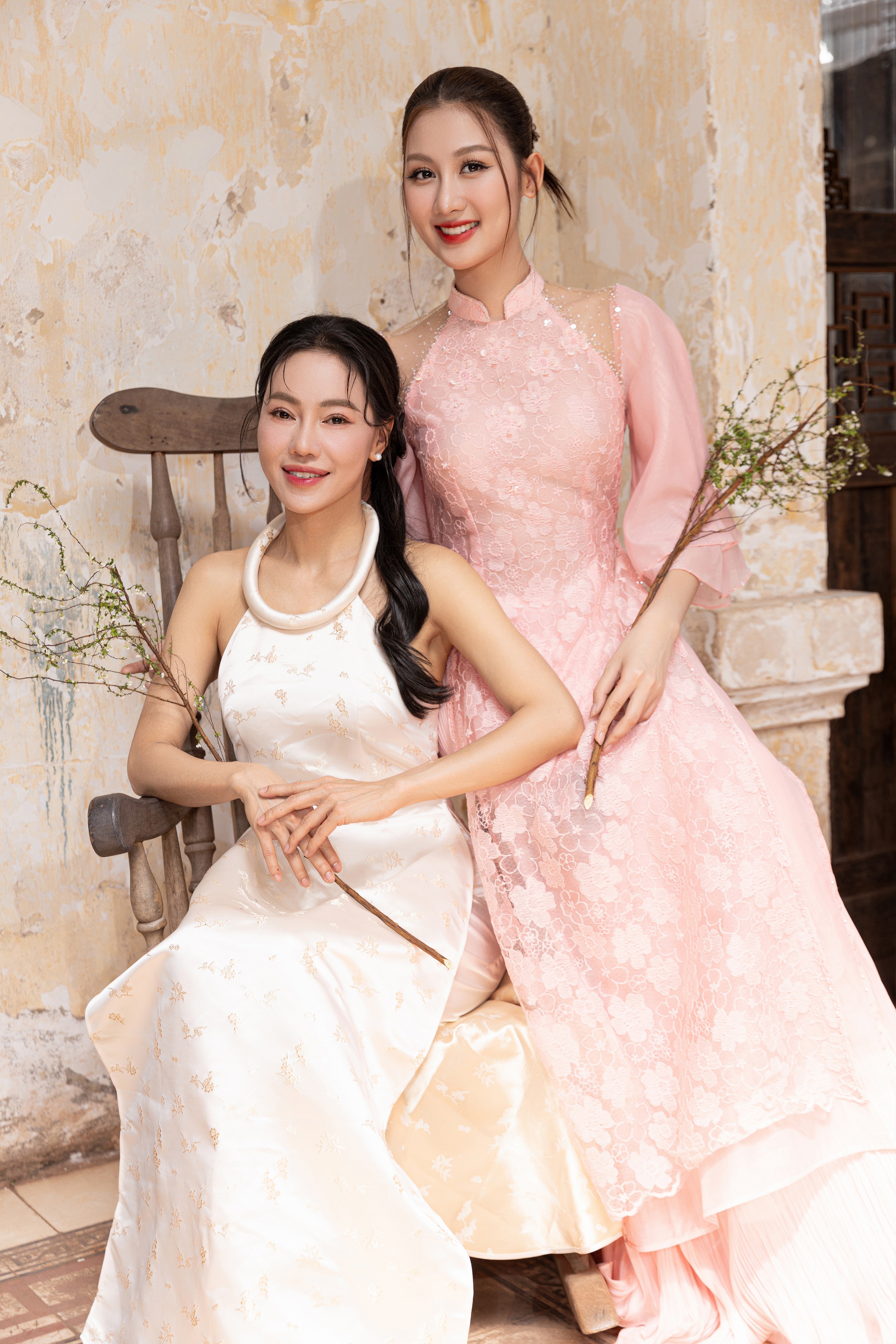 "Bà trùm" Kim Dung đọ nhan sắc cùng 4 nàng hậu Thuỳ Tiên, Tiểu Vy, Hoàng Phương và Quế Anh- Ảnh 9. "Bà trùm" Kim Dung đọ nhan sắc cùng 4 nàng hậu Thuỳ Tiên, Tiểu Vy, Hoàng Phương và Quế Anh- Ảnh 9.