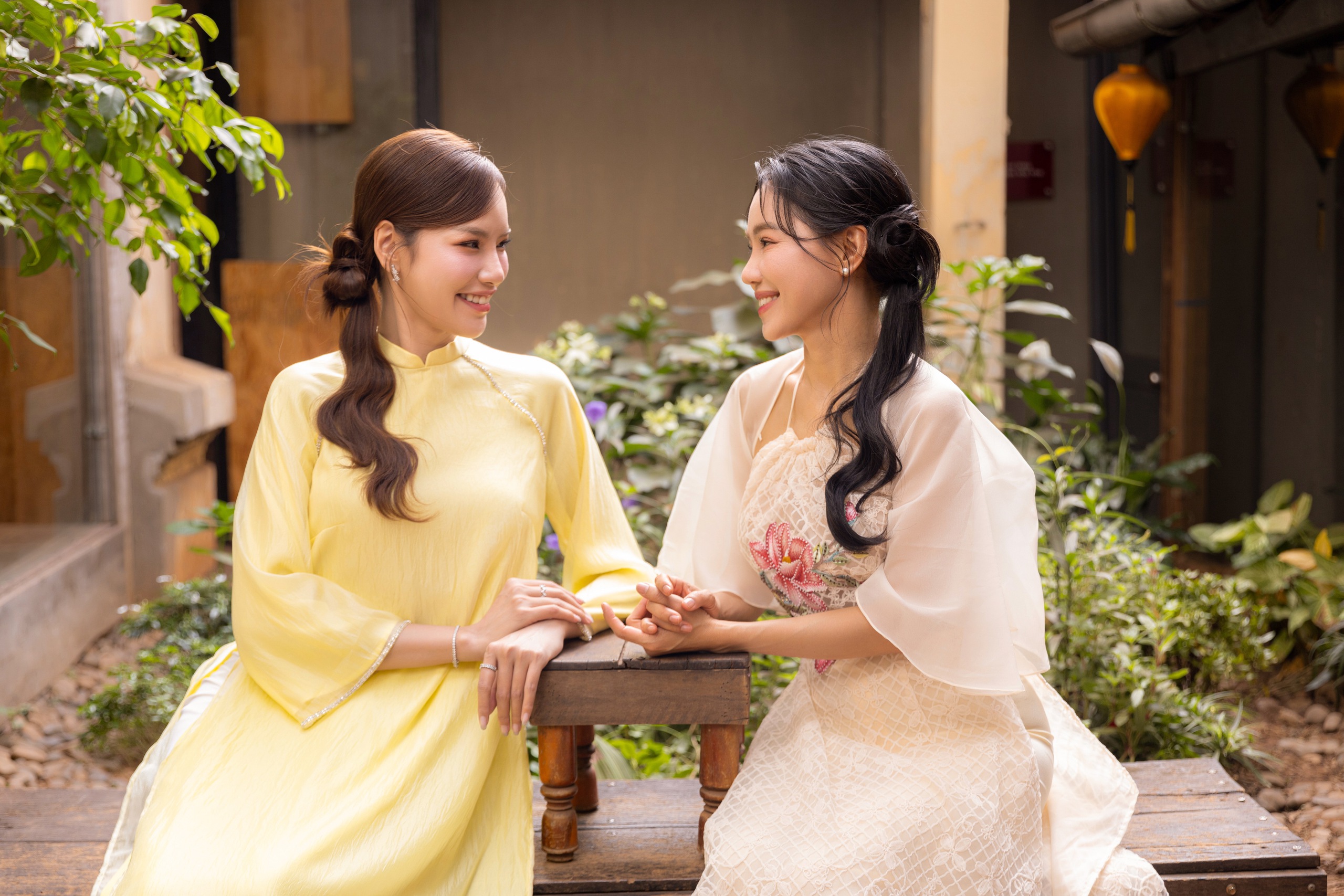 "Bà trùm" Kim Dung đọ nhan sắc cùng 4 nàng hậu Thuỳ Tiên, Tiểu Vy, Hoàng Phương và Quế Anh- Ảnh 2. "Bà trùm" Kim Dung đọ nhan sắc cùng 4 nàng hậu Thuỳ Tiên, Tiểu Vy, Hoàng Phương và Quế Anh- Ảnh 2.